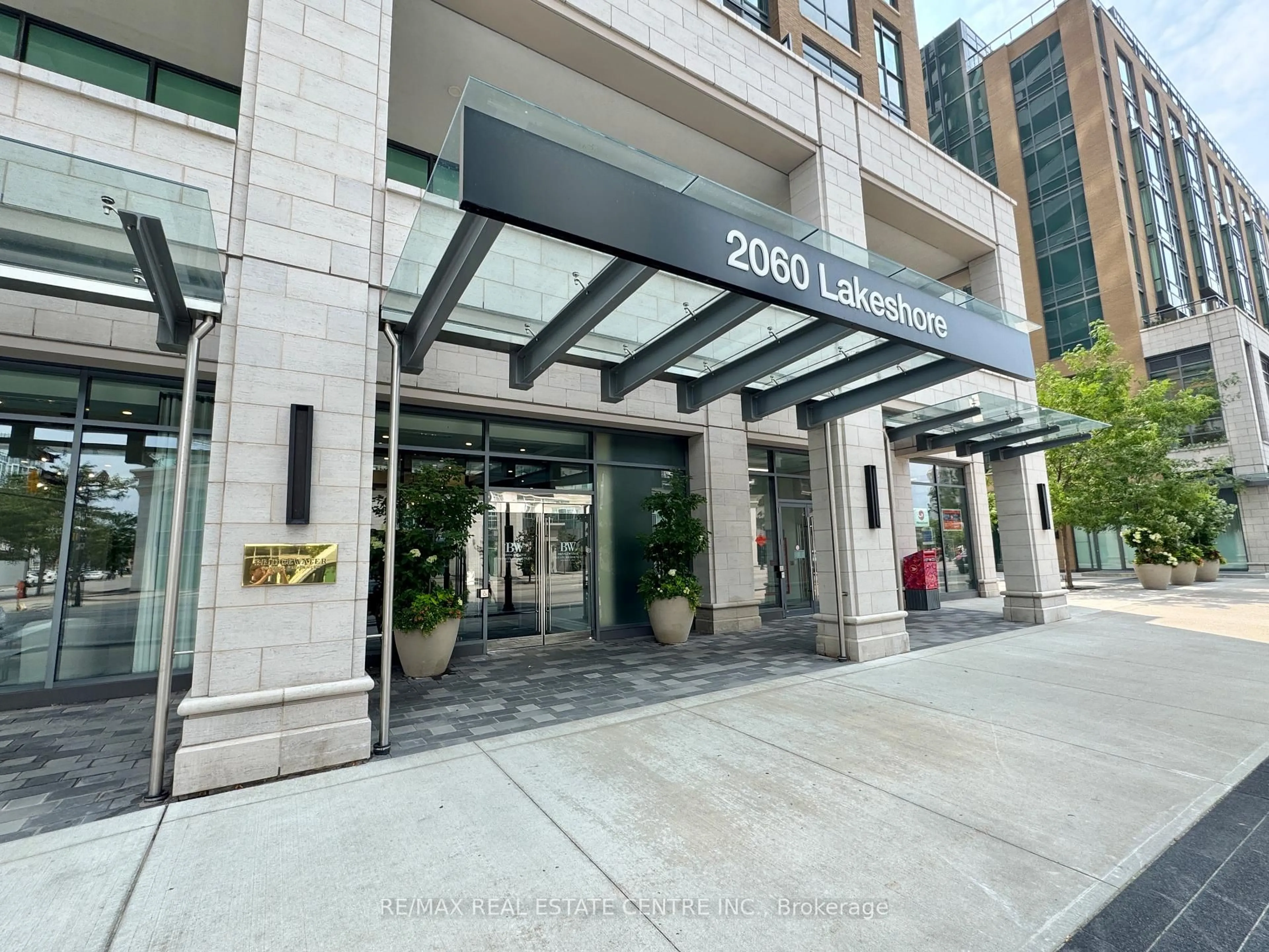 Indoor foyer for 2060 Lakeshore Rd #405, Burlington Ontario L7R 0G2