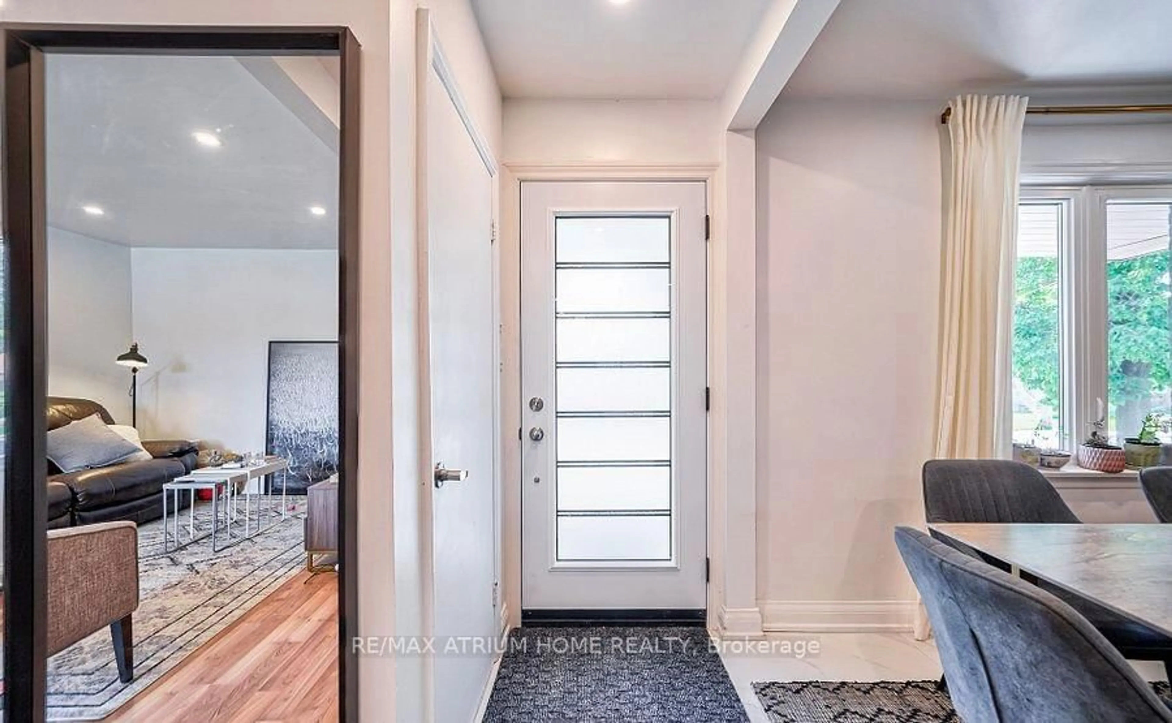 Indoor entryway for 567 Atwater Ave, Mississauga Ontario L5G 2A7