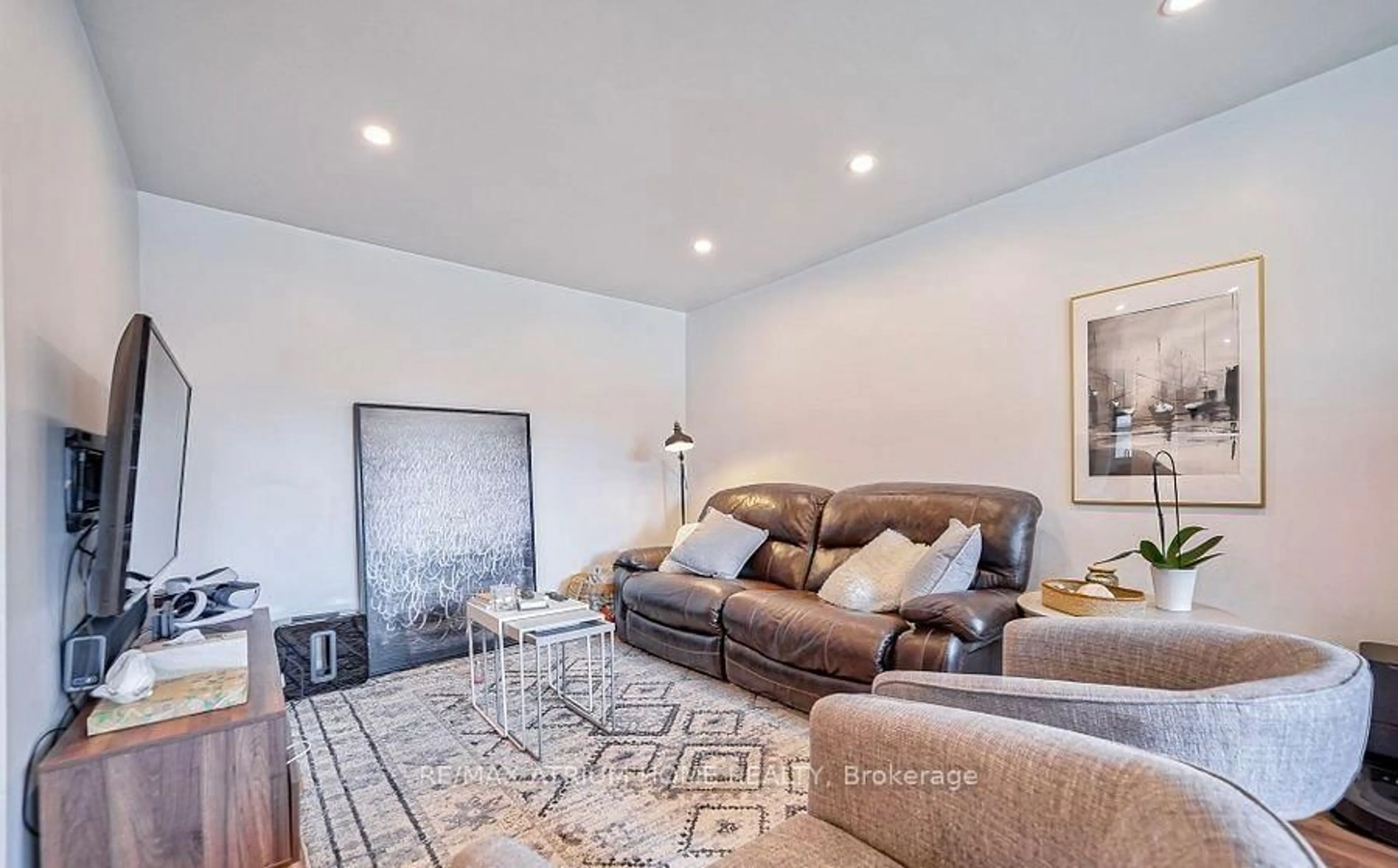 Living room with furniture, unknown for 567 Atwater Ave, Mississauga Ontario L5G 2A7