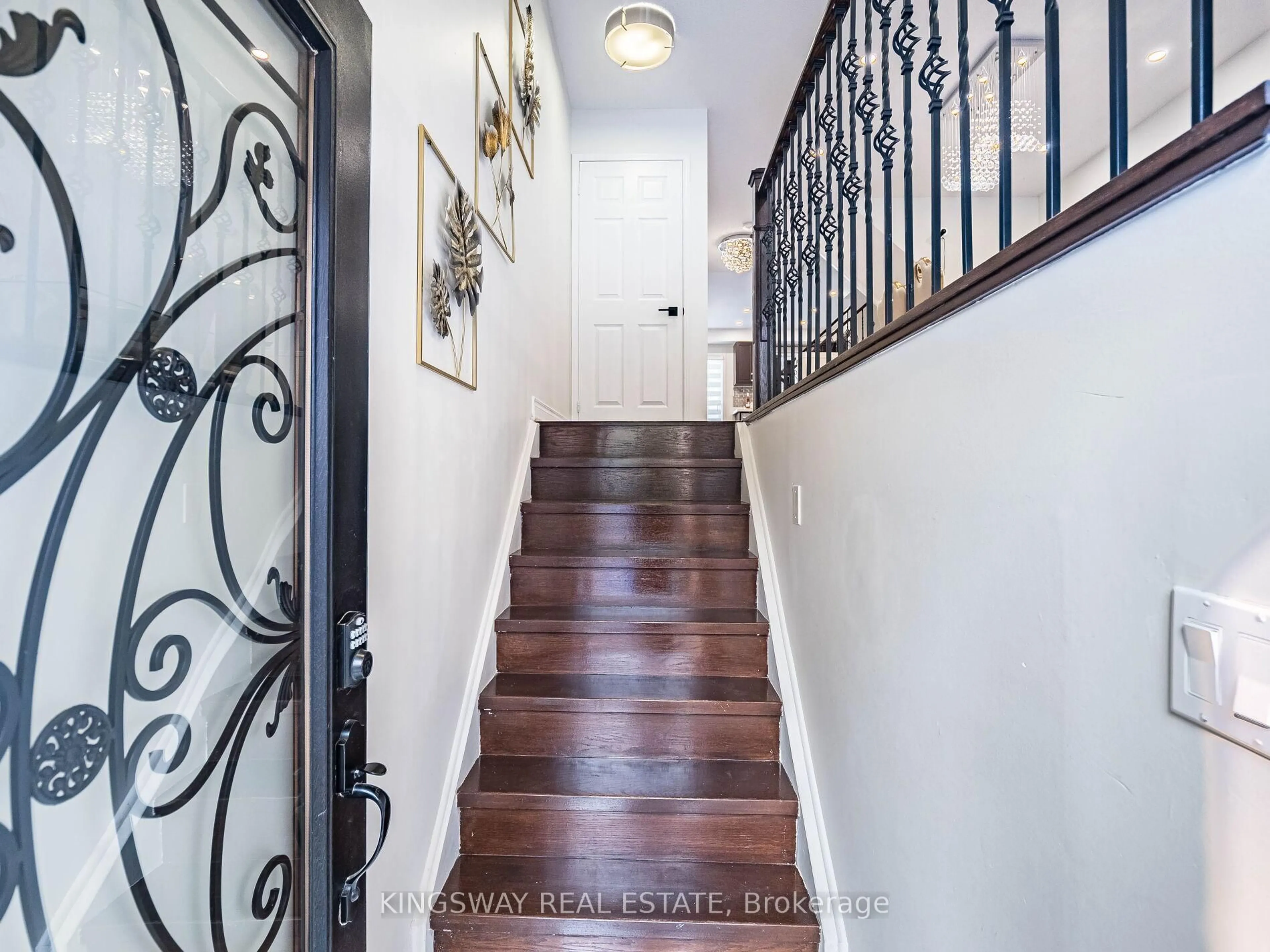 Indoor entryway for 3221 Redpath Circ, Mississauga Ontario L5N 8R3