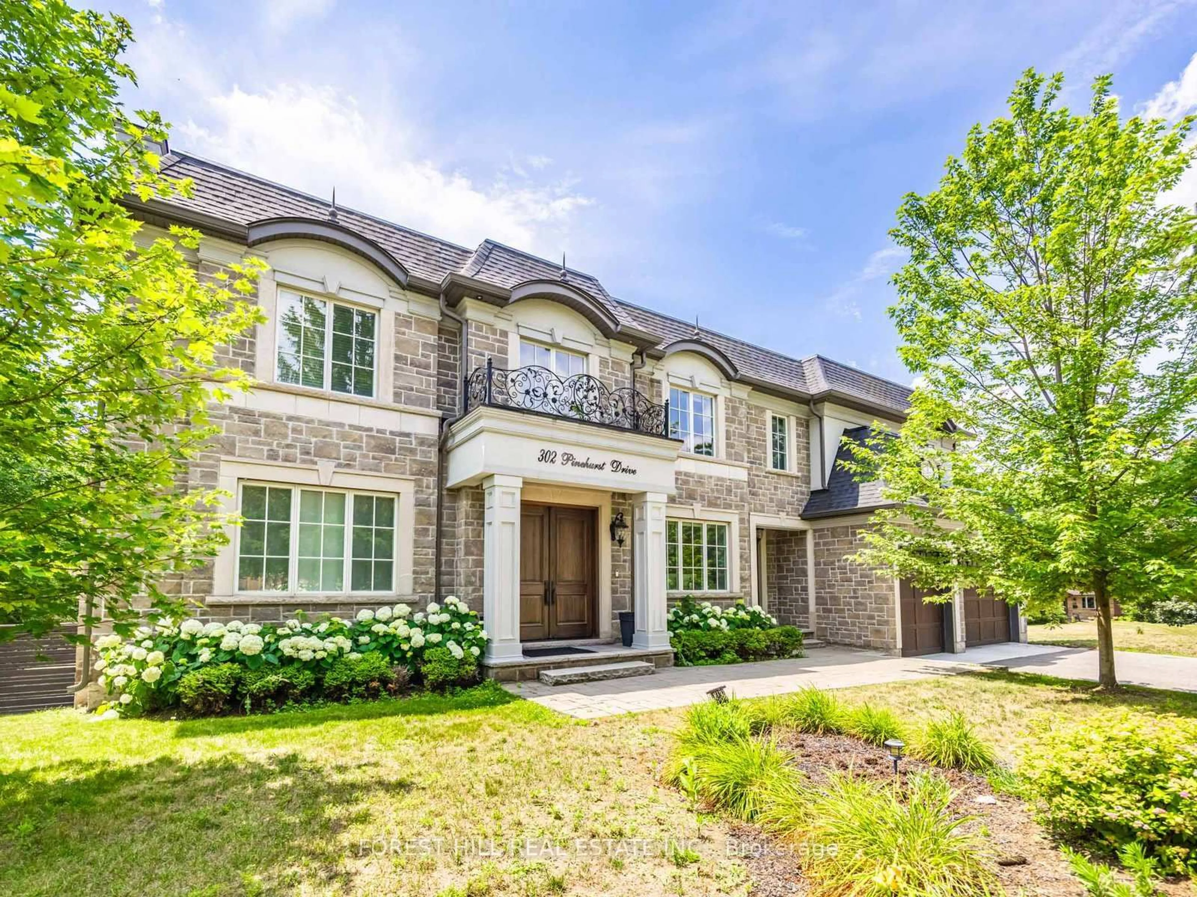 Home with brick exterior material, street for 302 Pinehurst Dr, Oakville Ontario L6J 4X3