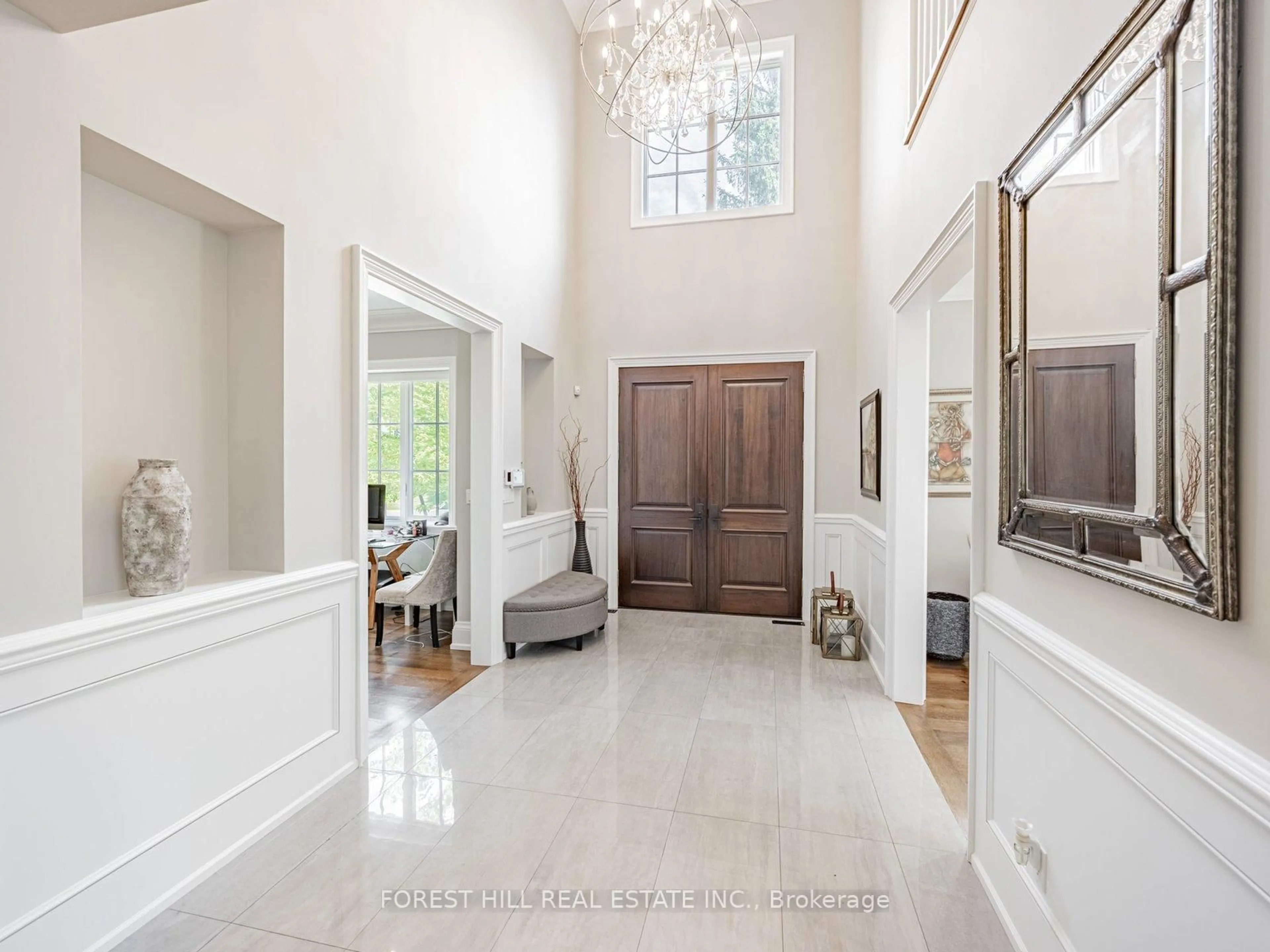 Indoor entryway for 302 Pinehurst Dr, Oakville Ontario L6J 4X3