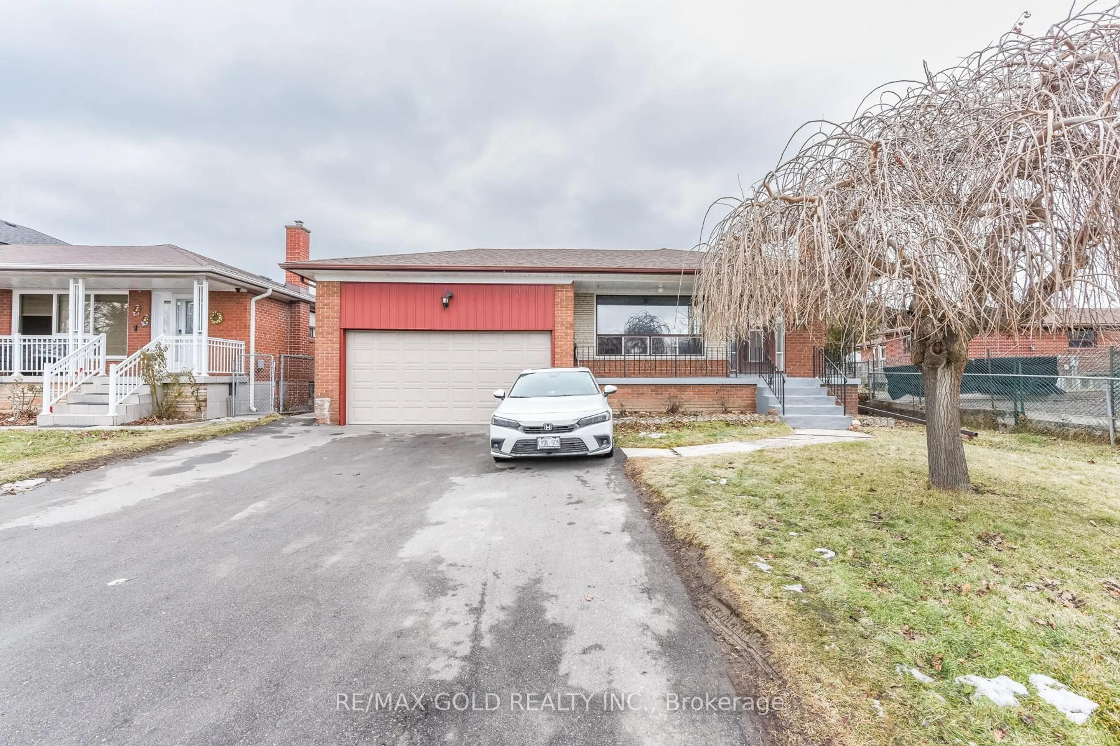 A pic from outside/outdoor area/front of a property/back of a property/a pic from drone, street for 3359 Lehigh Cres, Mississauga Ontario L4T 1W9