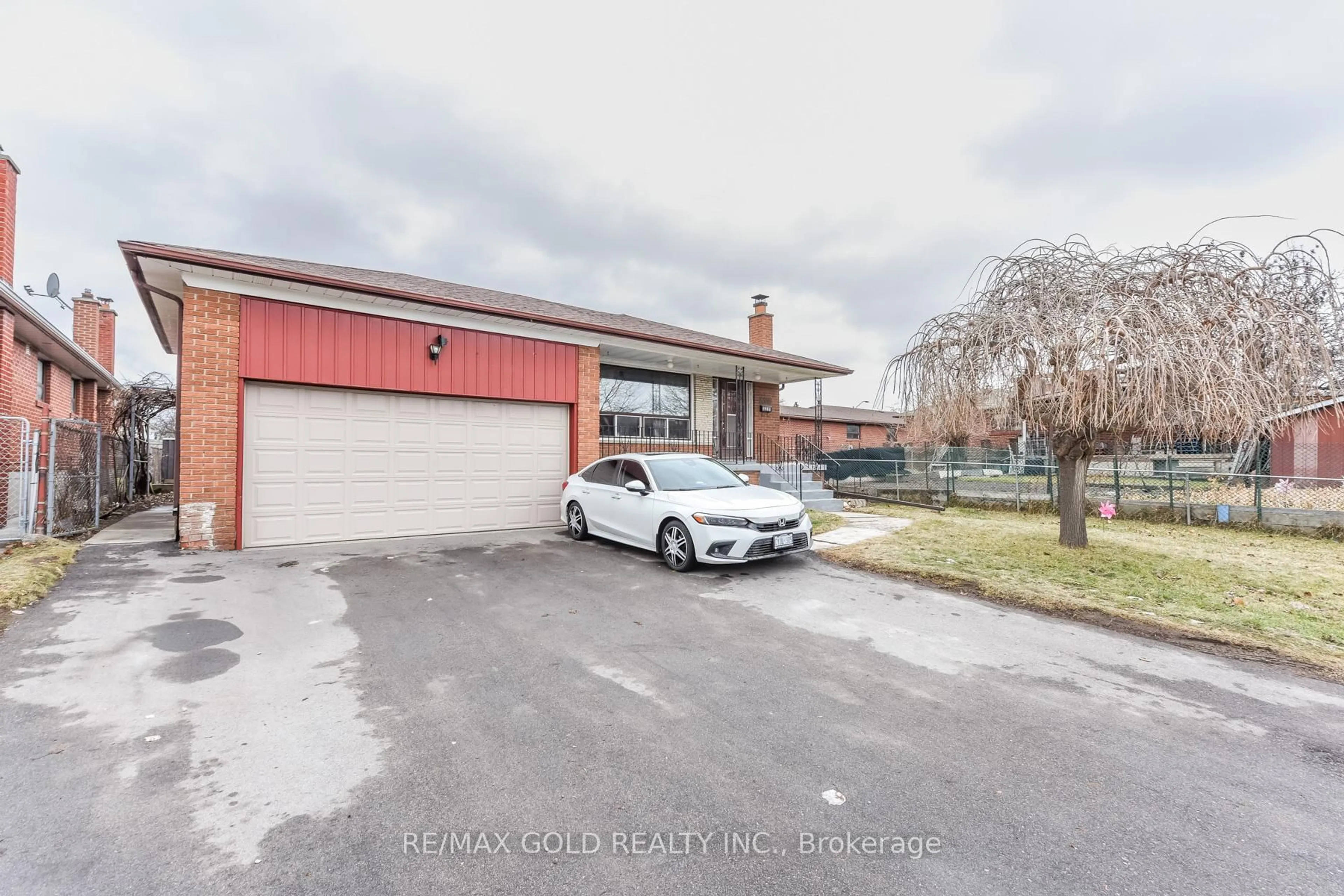 A pic from outside/outdoor area/front of a property/back of a property/a pic from drone, street for 3359 Lehigh Cres, Mississauga Ontario L4T 1W9