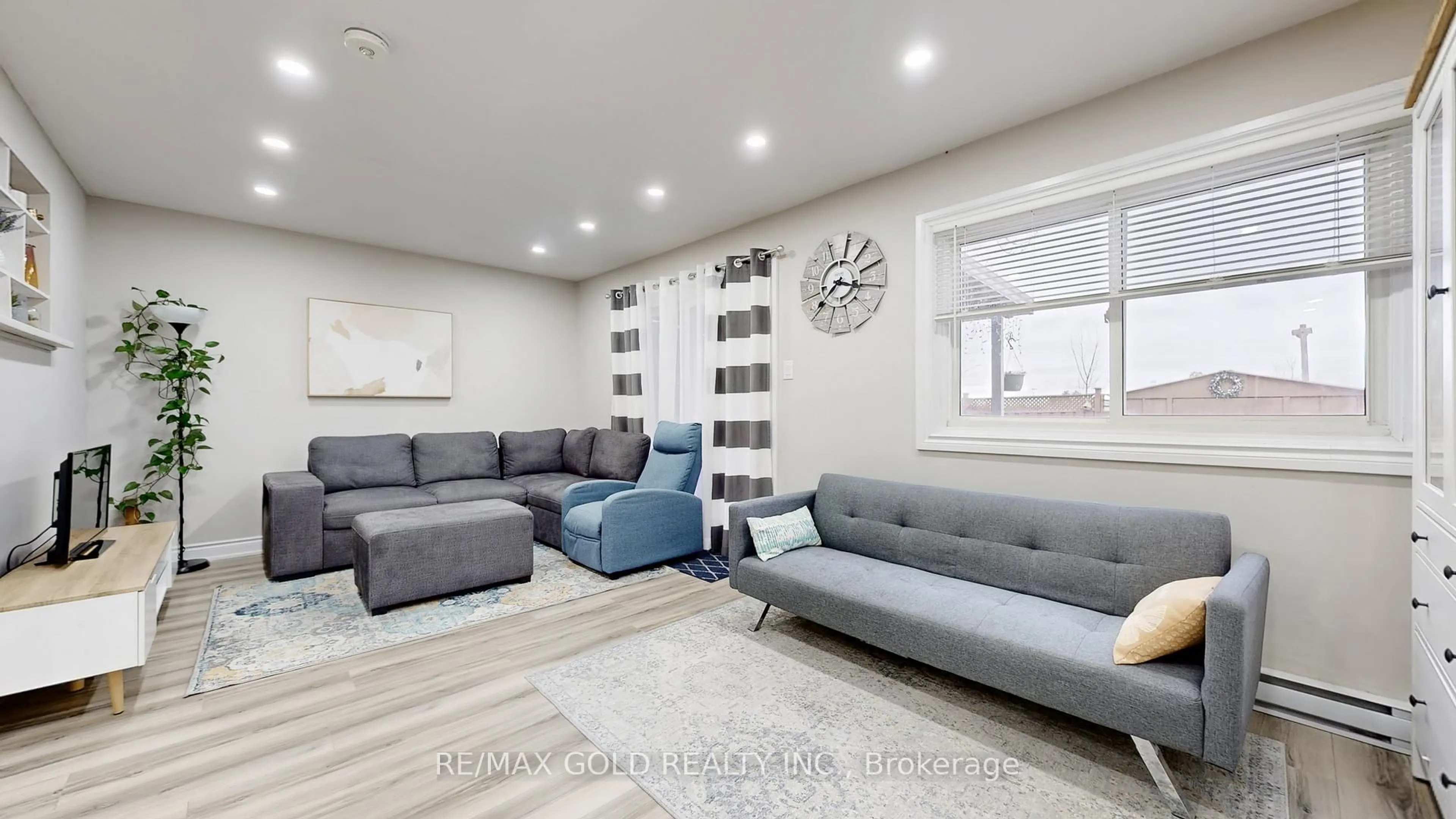 Living room with furniture, unknown for 12 Glencastle Sq, Brampton Ontario L6S 2H8