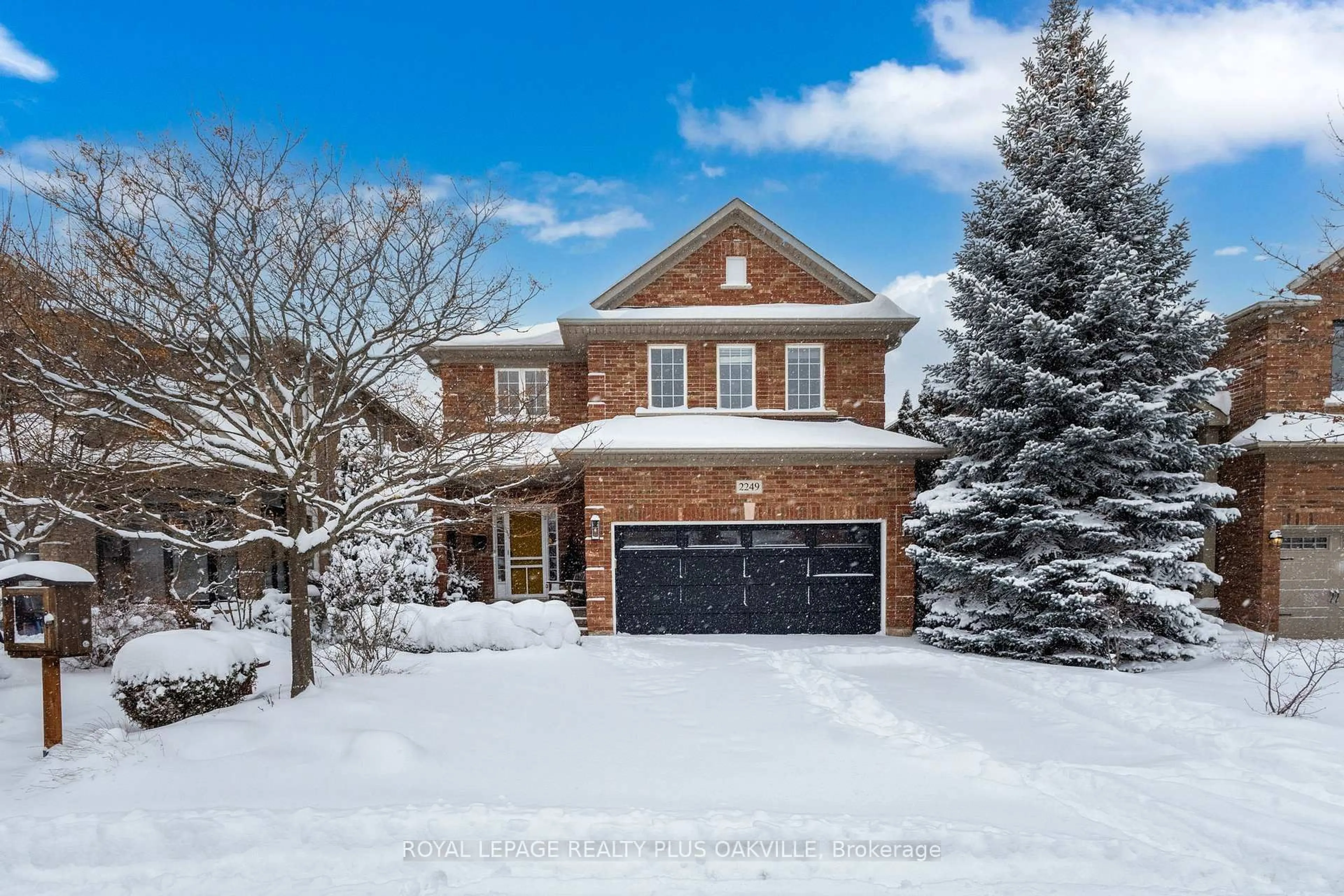 Home with brick exterior material, street for 2249 Woodcrest Dr, Oakville Ontario L6M 4C6