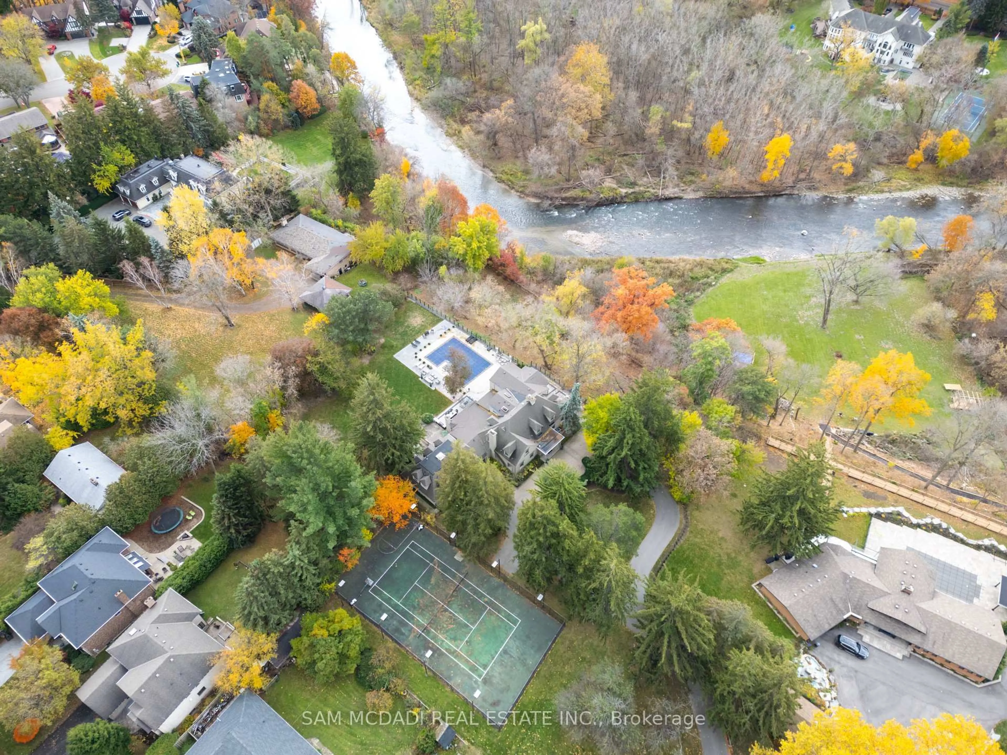 A pic from outside/outdoor area/front of a property/back of a property/a pic from drone, water/lake/river/ocean view for 2552 Jarvis St, Mississauga Ontario L5C 2P6