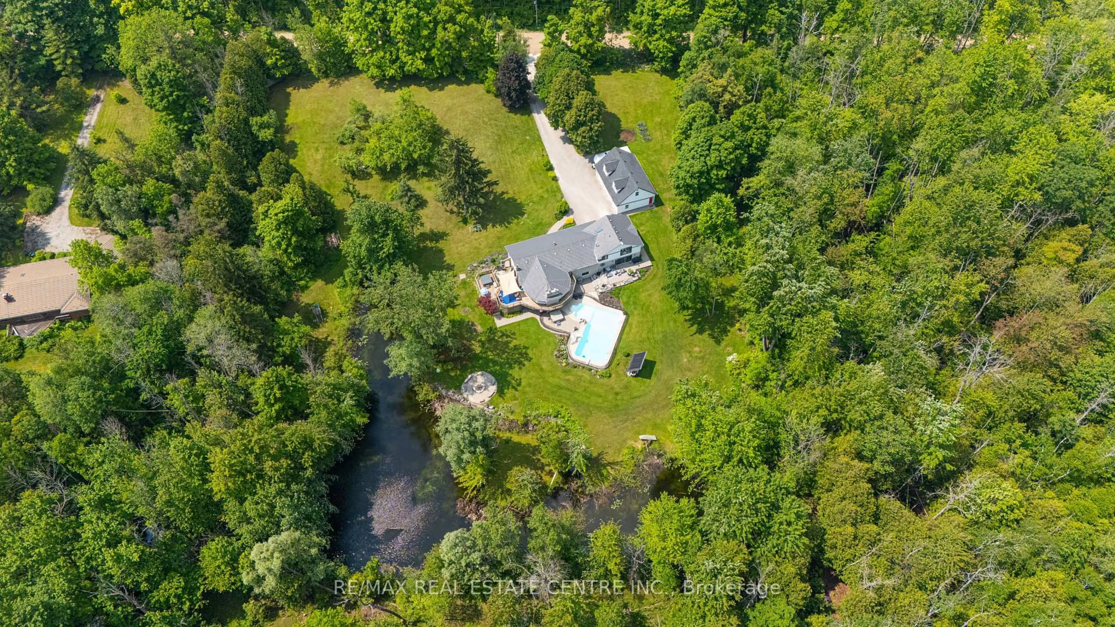 A pic from outside/outdoor area/front of a property/back of a property/a pic from drone, water/lake/river/ocean view for 10457 Darkwood Rd, Milton Ontario L0P 1J0