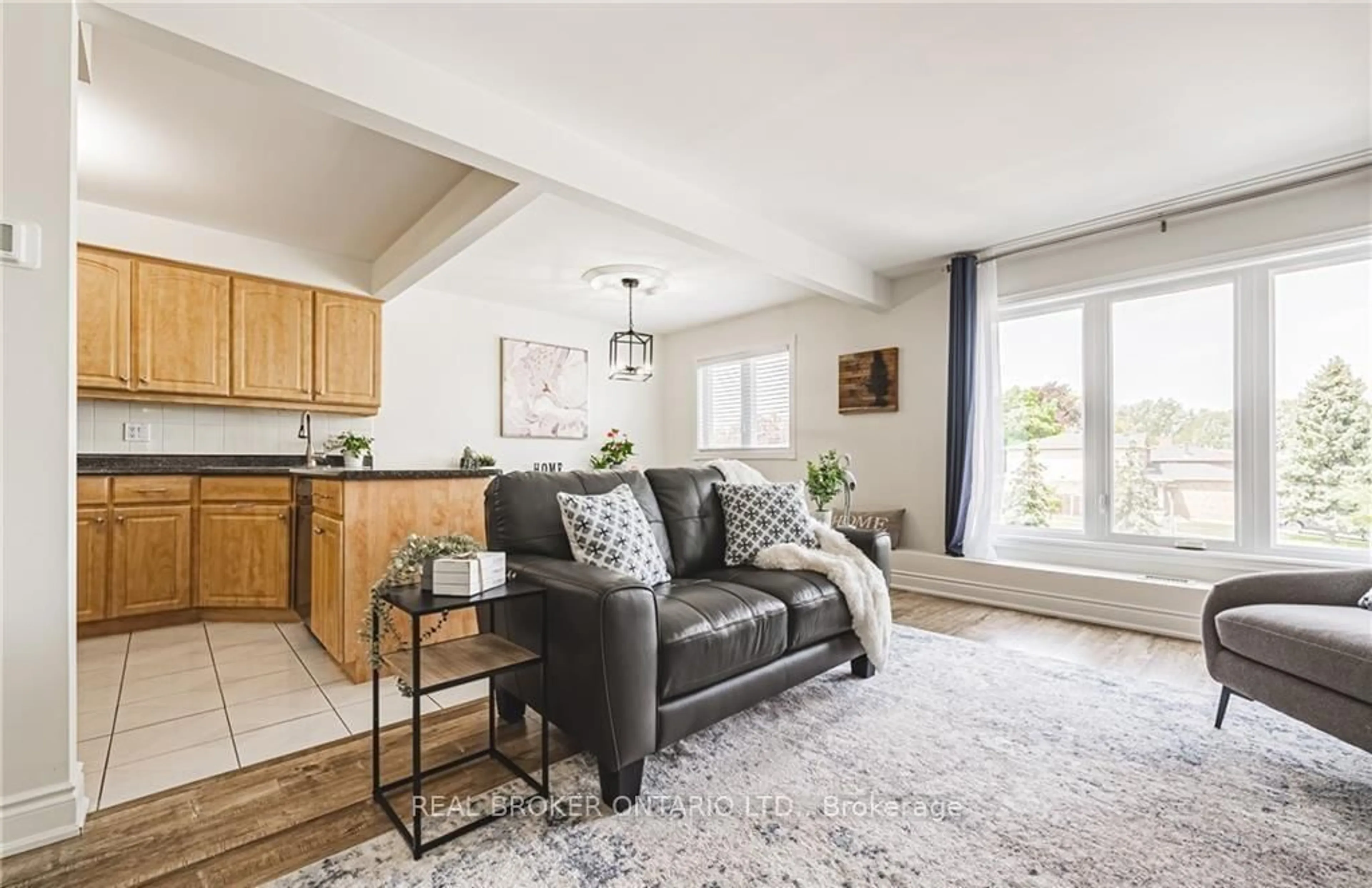 Living room with furniture, unknown for 3050 Pinemeadow Dr #30, Burlington Ontario L7M 3X5