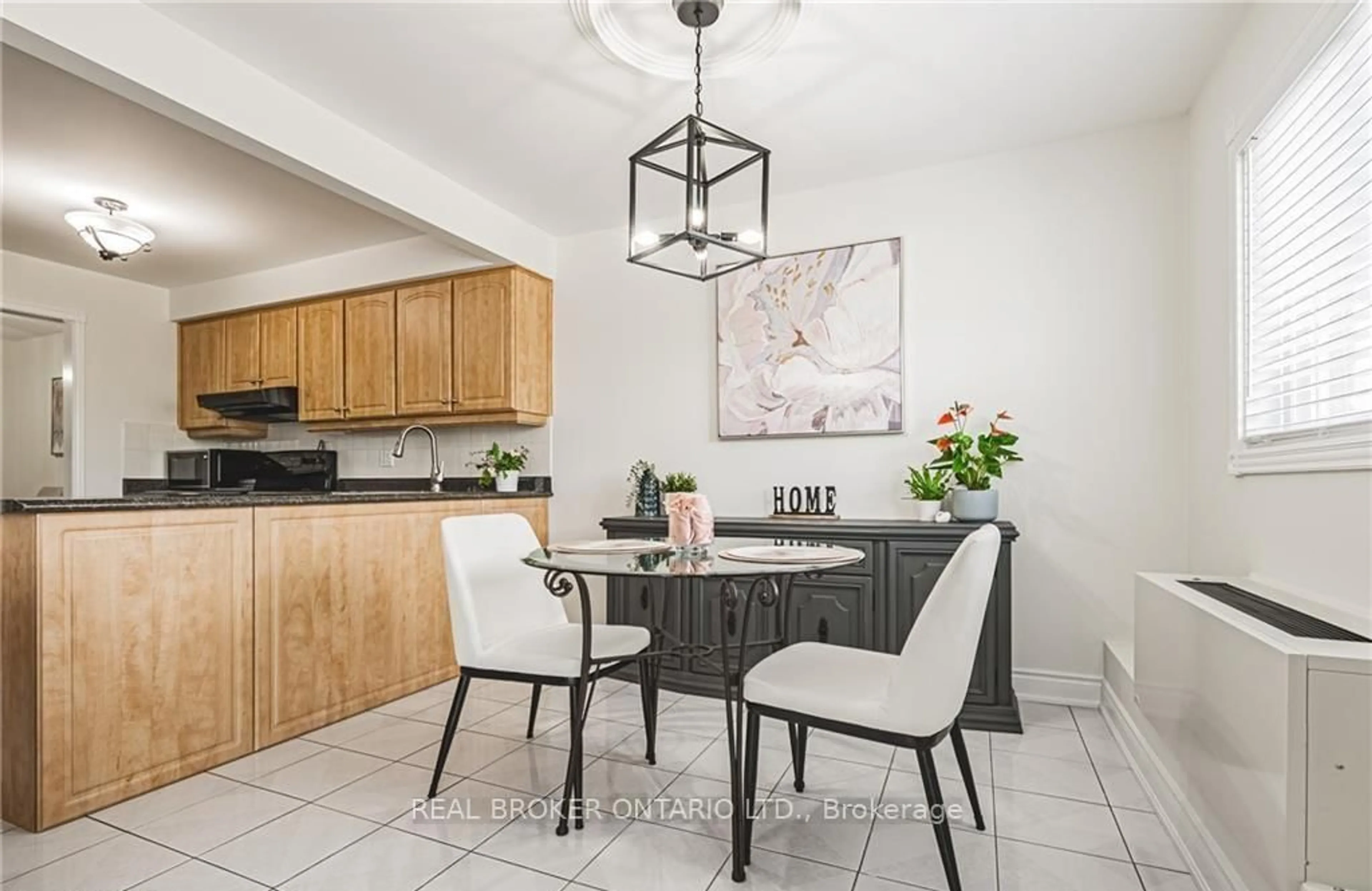 Dining room, ceramic/tile floor for 3050 Pinemeadow Dr #30, Burlington Ontario L7M 3X5