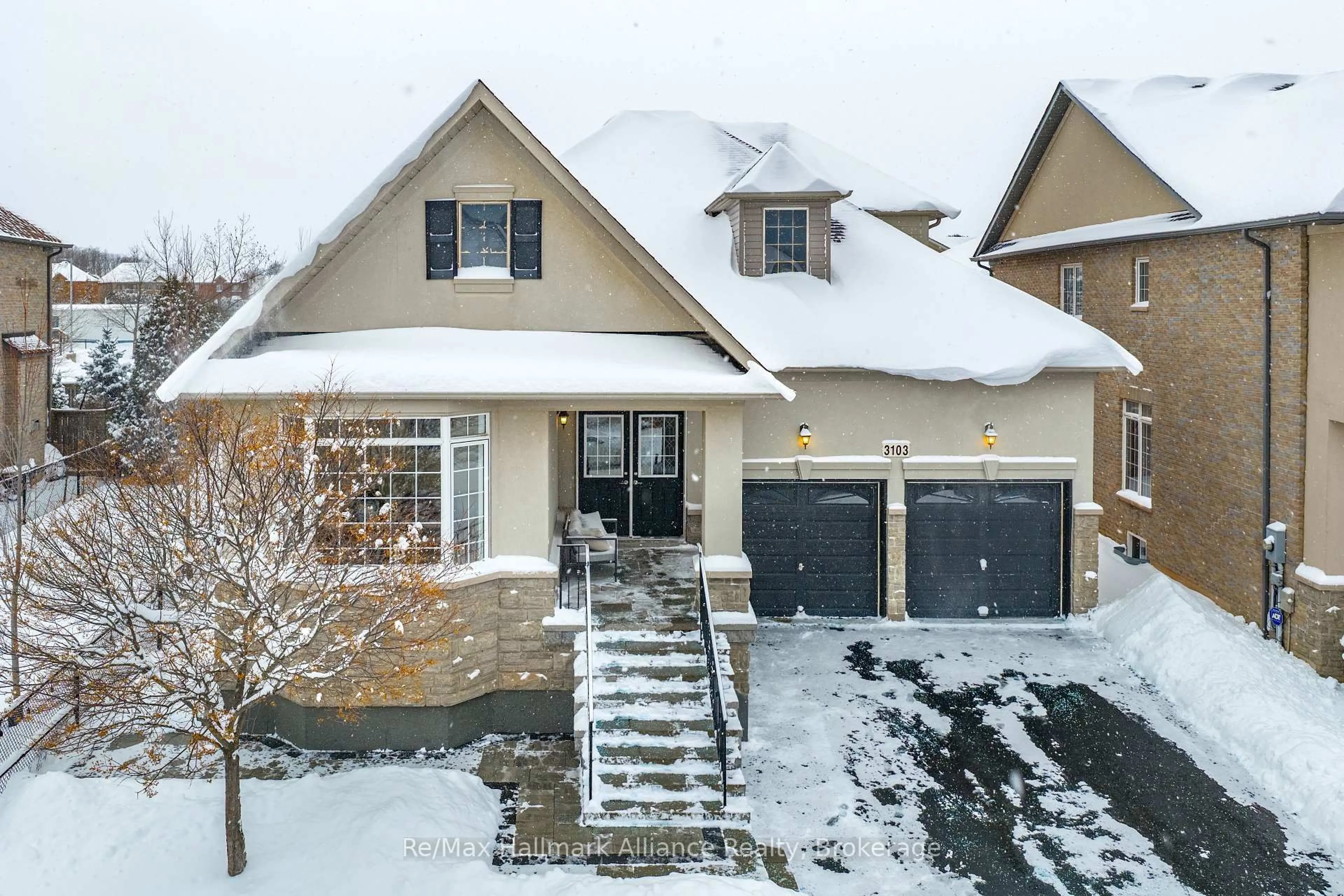 A pic from outside/outdoor area/front of a property/back of a property/a pic from drone, street for 3103 Richview Blvd, Oakville Ontario L6M 0A3