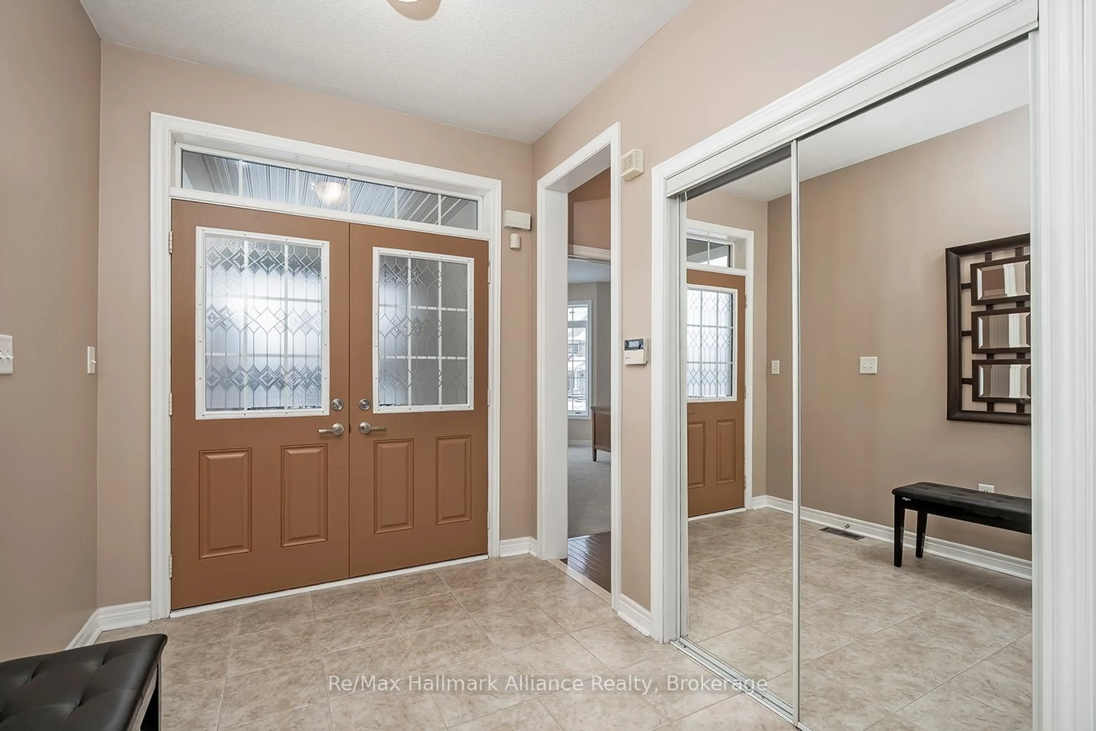 Indoor entryway for 3103 Richview Blvd, Oakville Ontario L6M 0A3