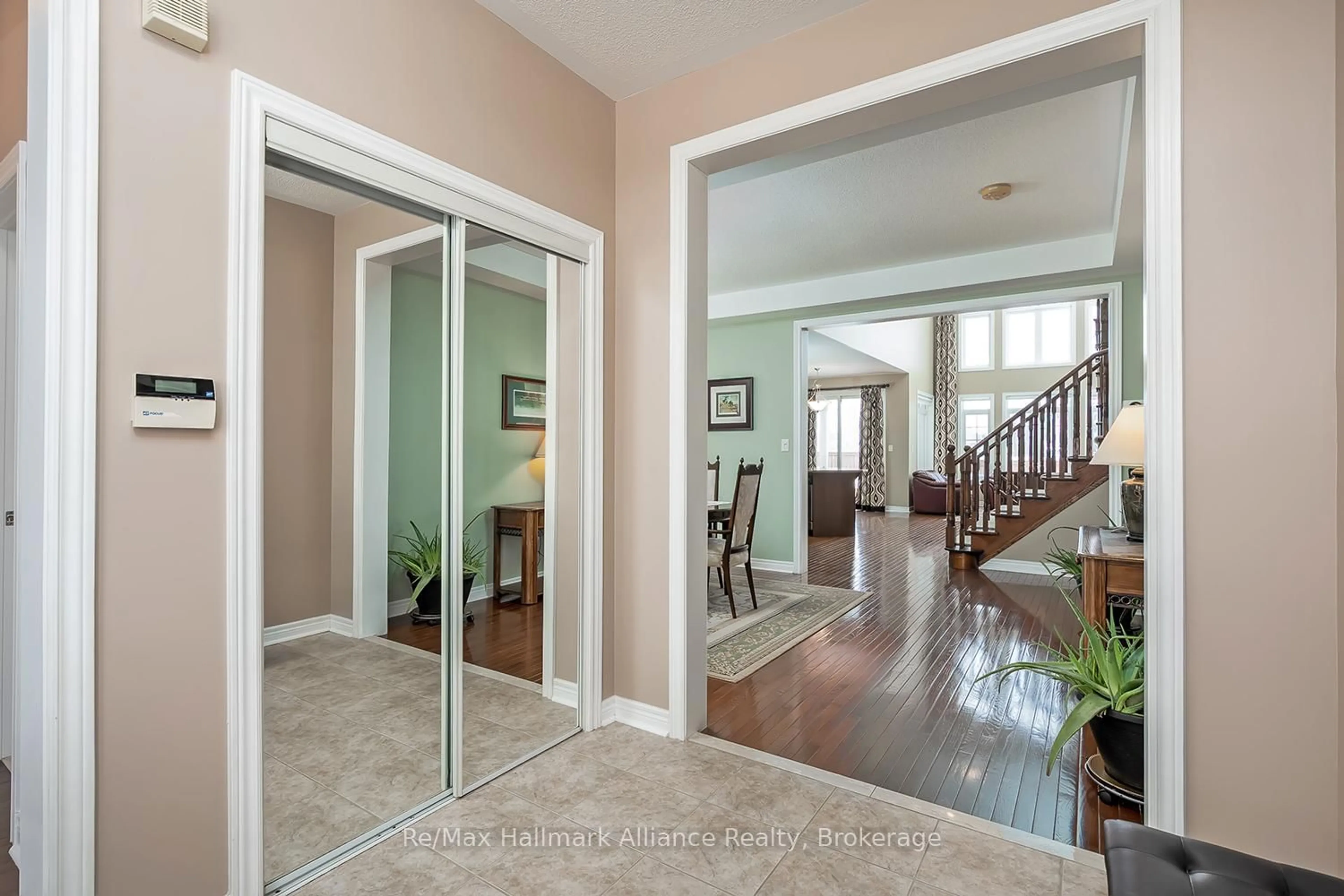 Indoor entryway for 3103 Richview Blvd, Oakville Ontario L6M 0A3