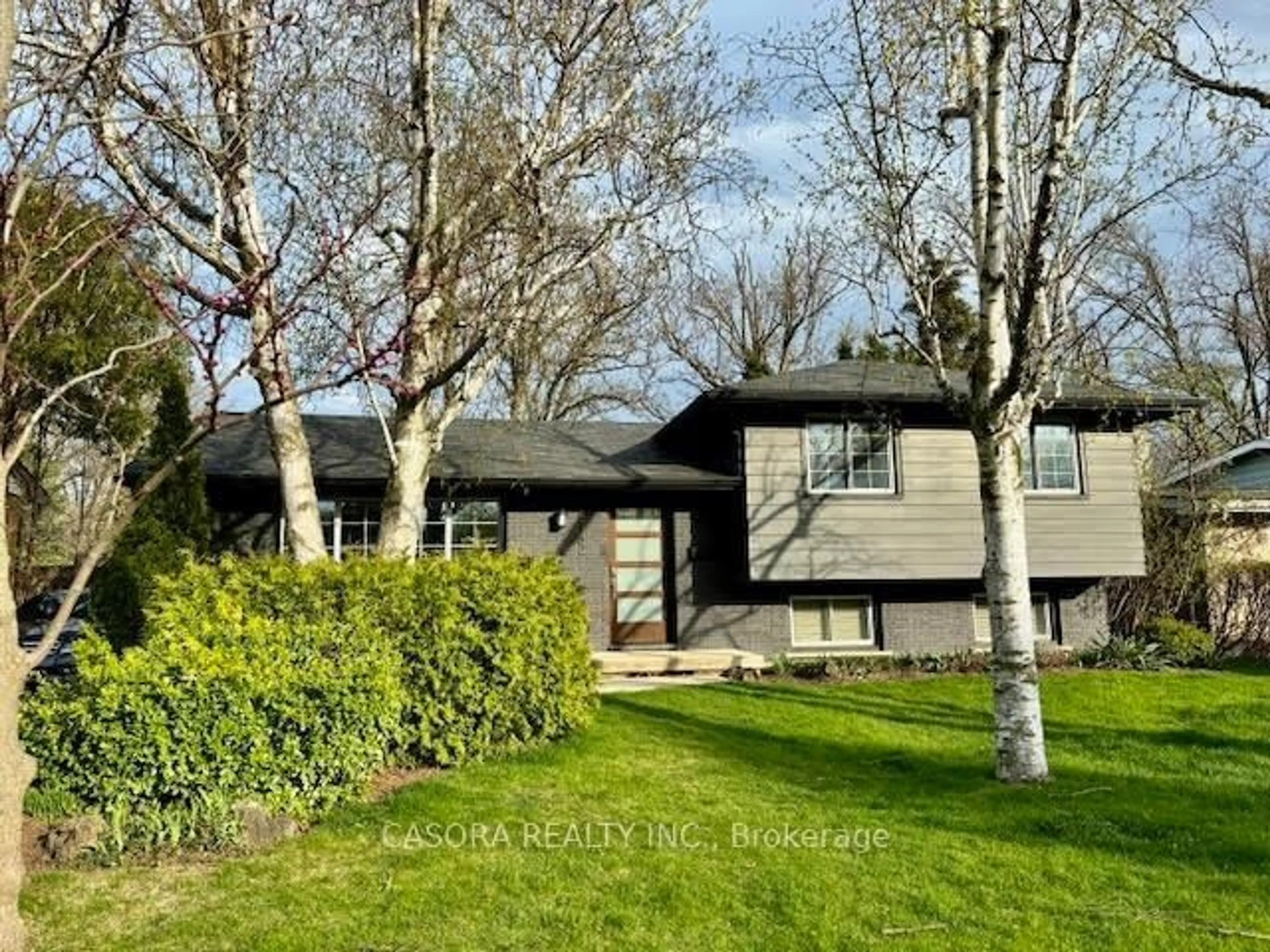 Home with vinyl exterior material, street for 5152 Tamarac Dr, Burlington Ontario L7L 3N4