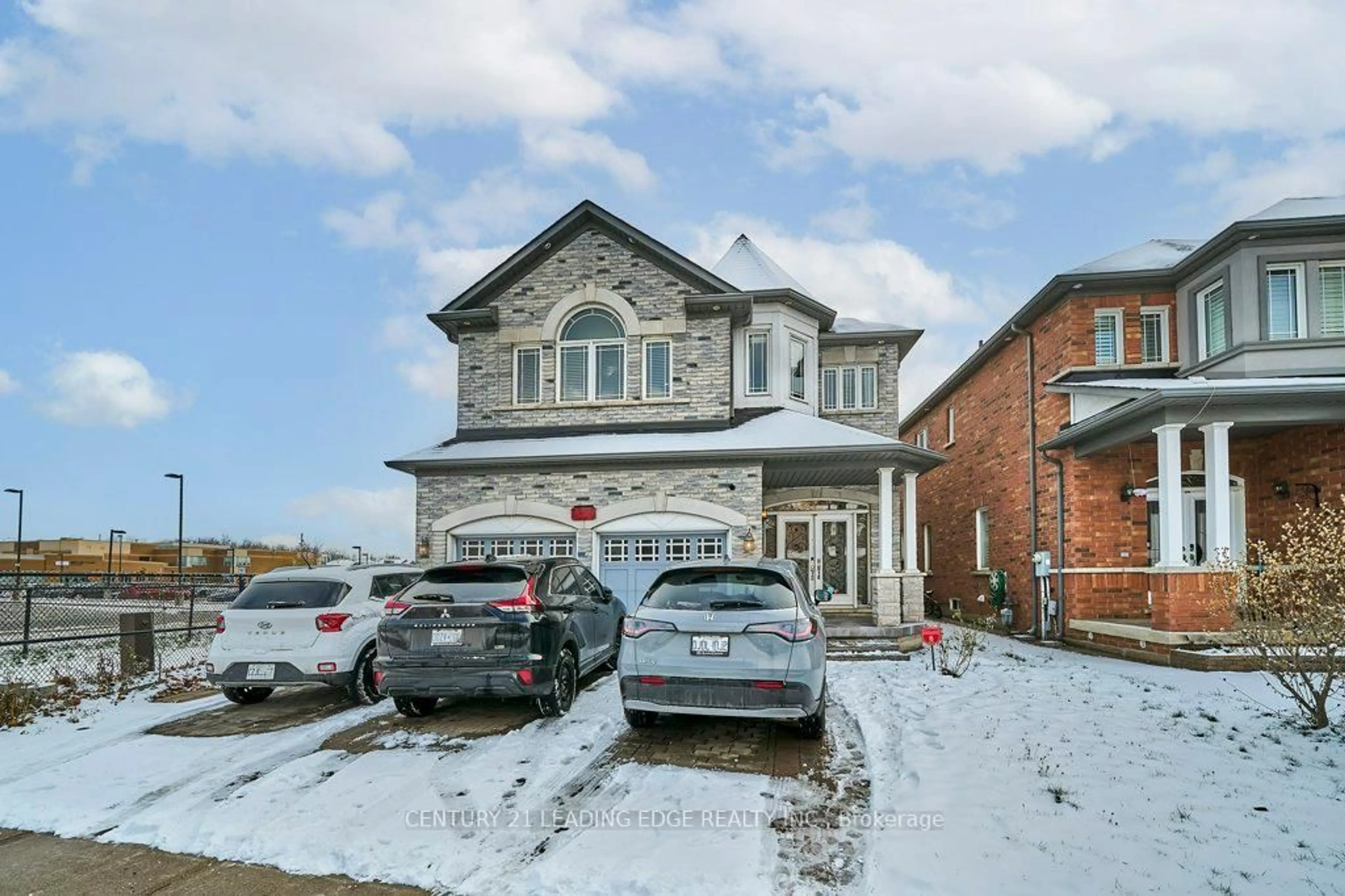 Home with brick exterior material, street for 628 Twain Ave, Mississauga Ontario L5W 0A3