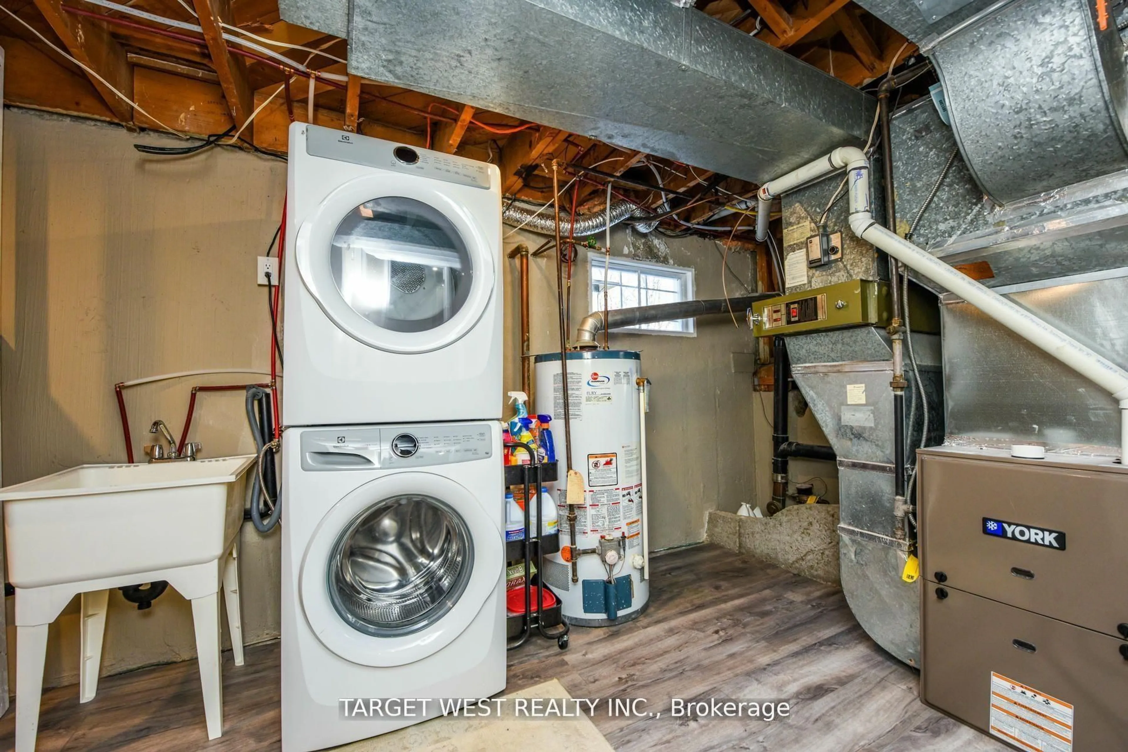 Laundry room for 1443 Saginaw Cres, Mississauga Ontario L5H 1X4