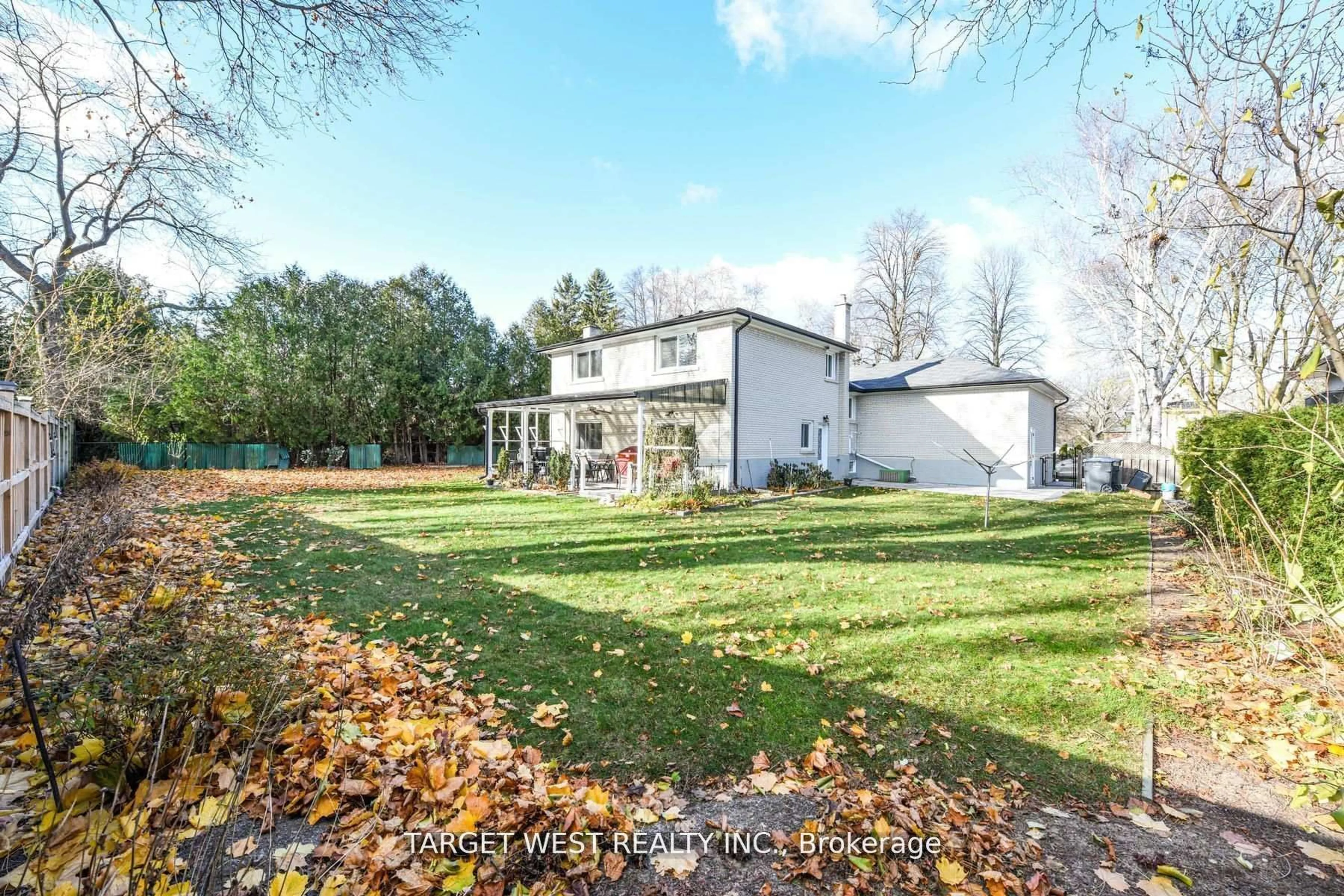 A pic from outside/outdoor area/front of a property/back of a property/a pic from drone, unknown for 1443 Saginaw Cres, Mississauga Ontario L5H 1X4