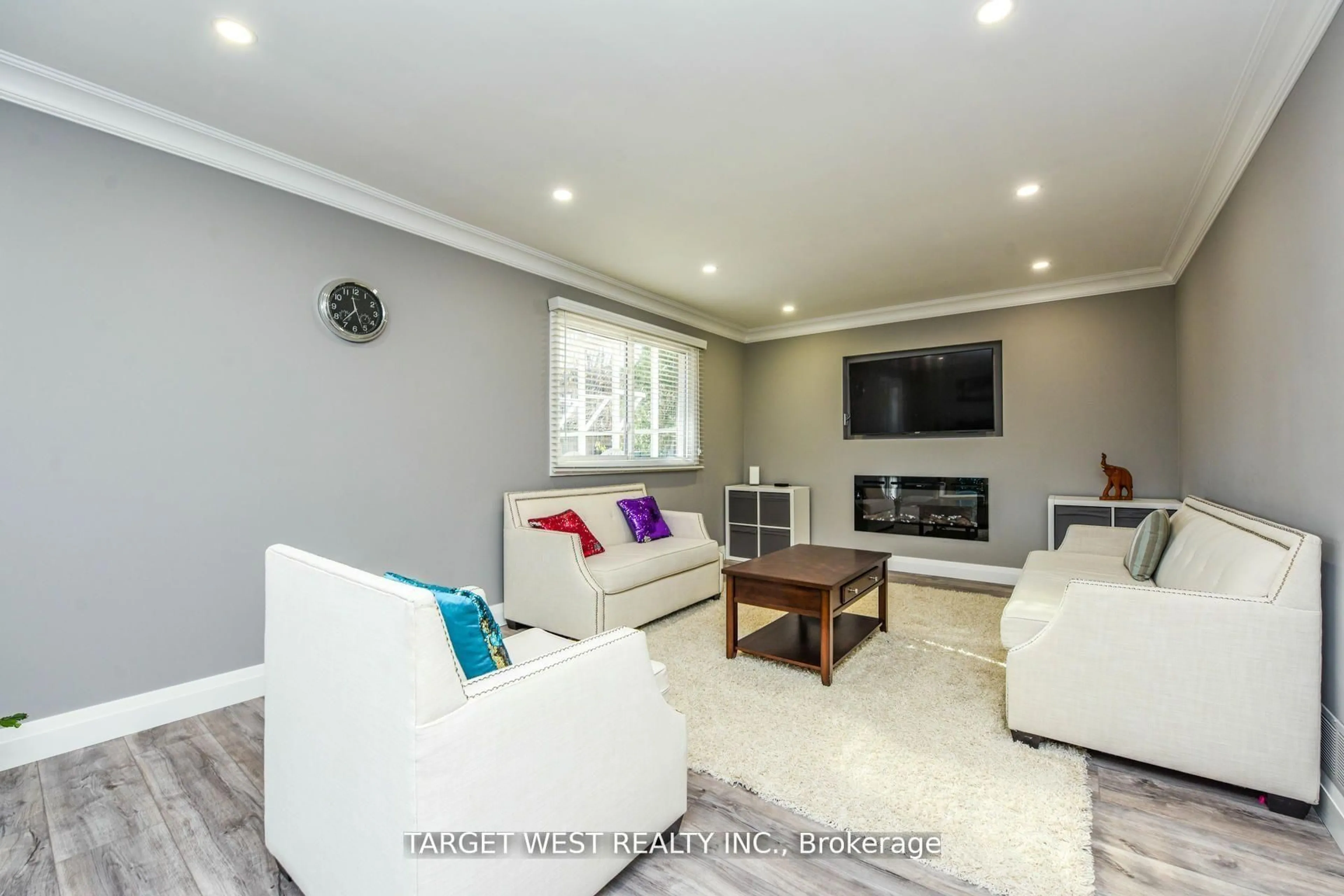 Living room with furniture, wood/laminate floor for 1443 Saginaw Cres, Mississauga Ontario L5H 1X4