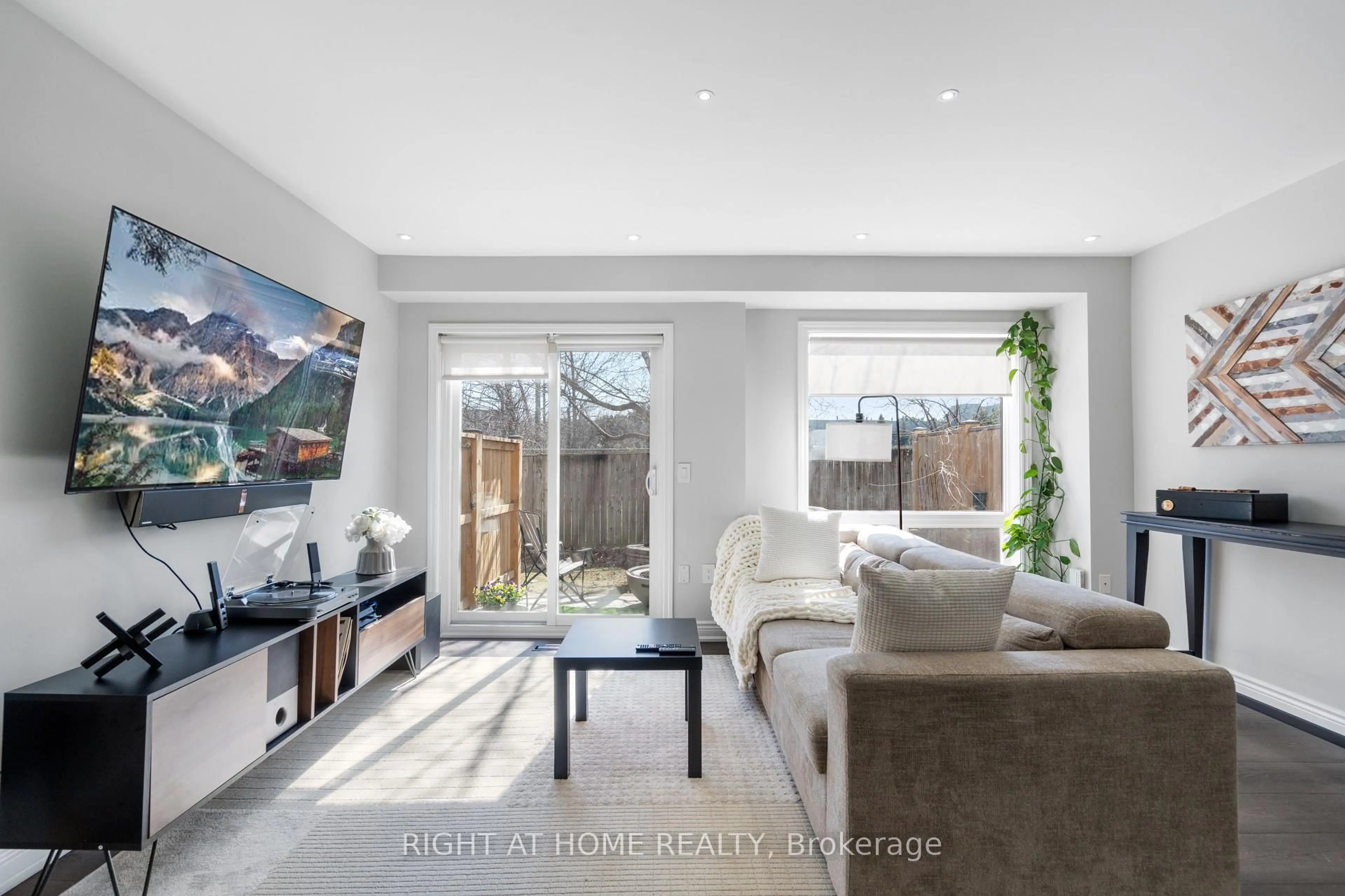 Living room with furniture, unknown for 2088 Leanne Blvd #41, Mississauga Ontario L5K 2S7