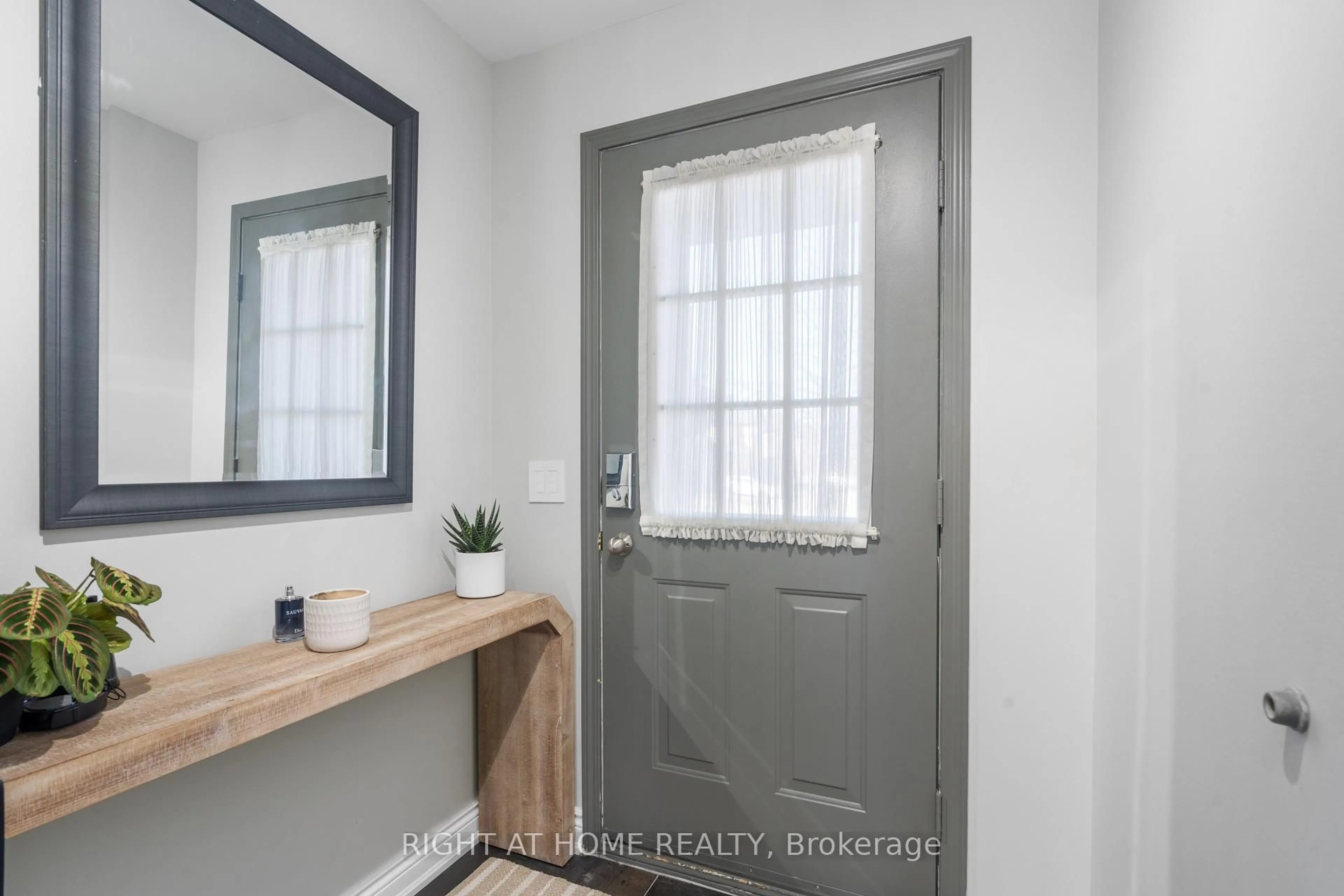 Indoor entryway for 2088 Leanne Blvd #41, Mississauga Ontario L5K 2S7