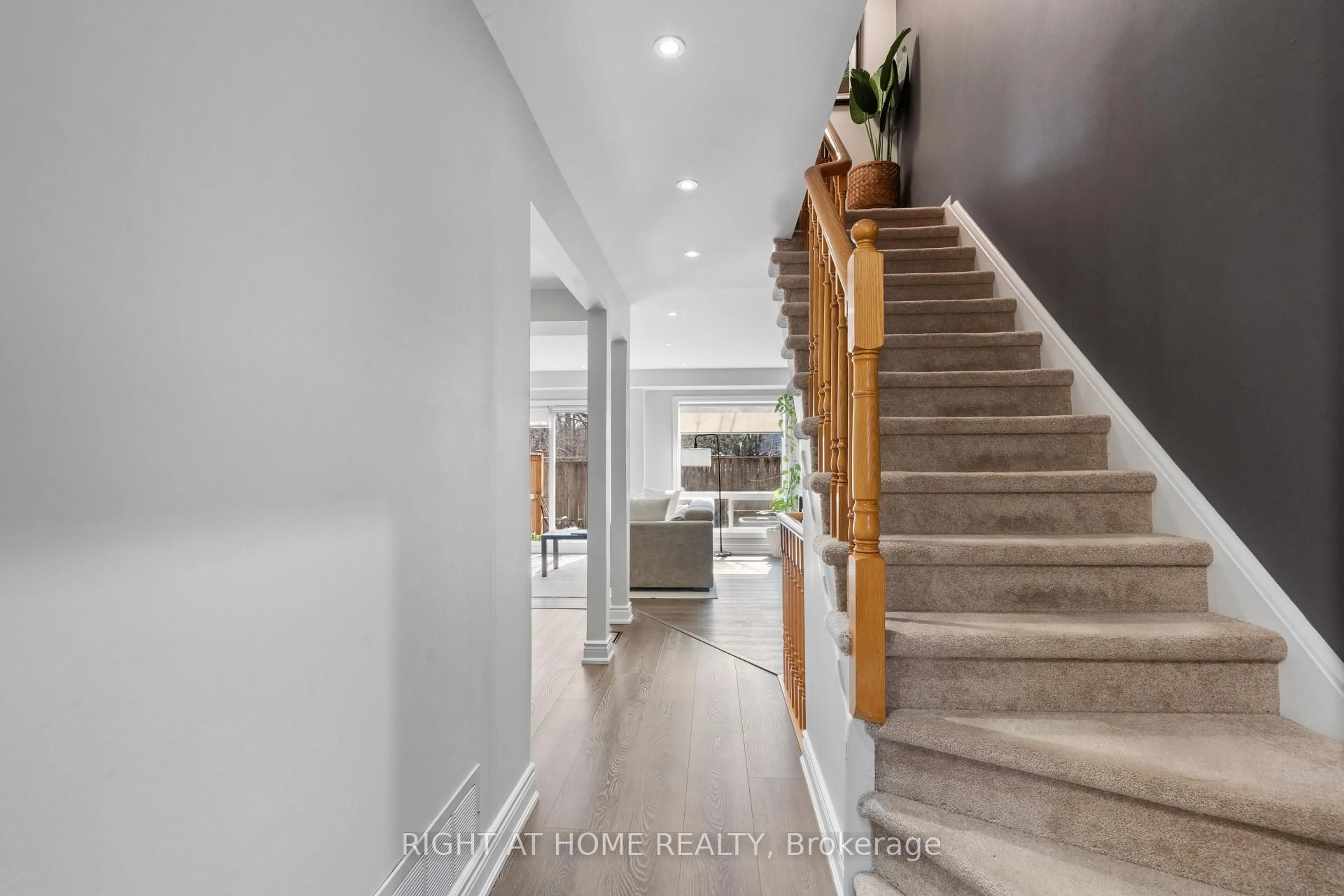 Indoor entryway for 2088 Leanne Blvd #41, Mississauga Ontario L5K 2S7