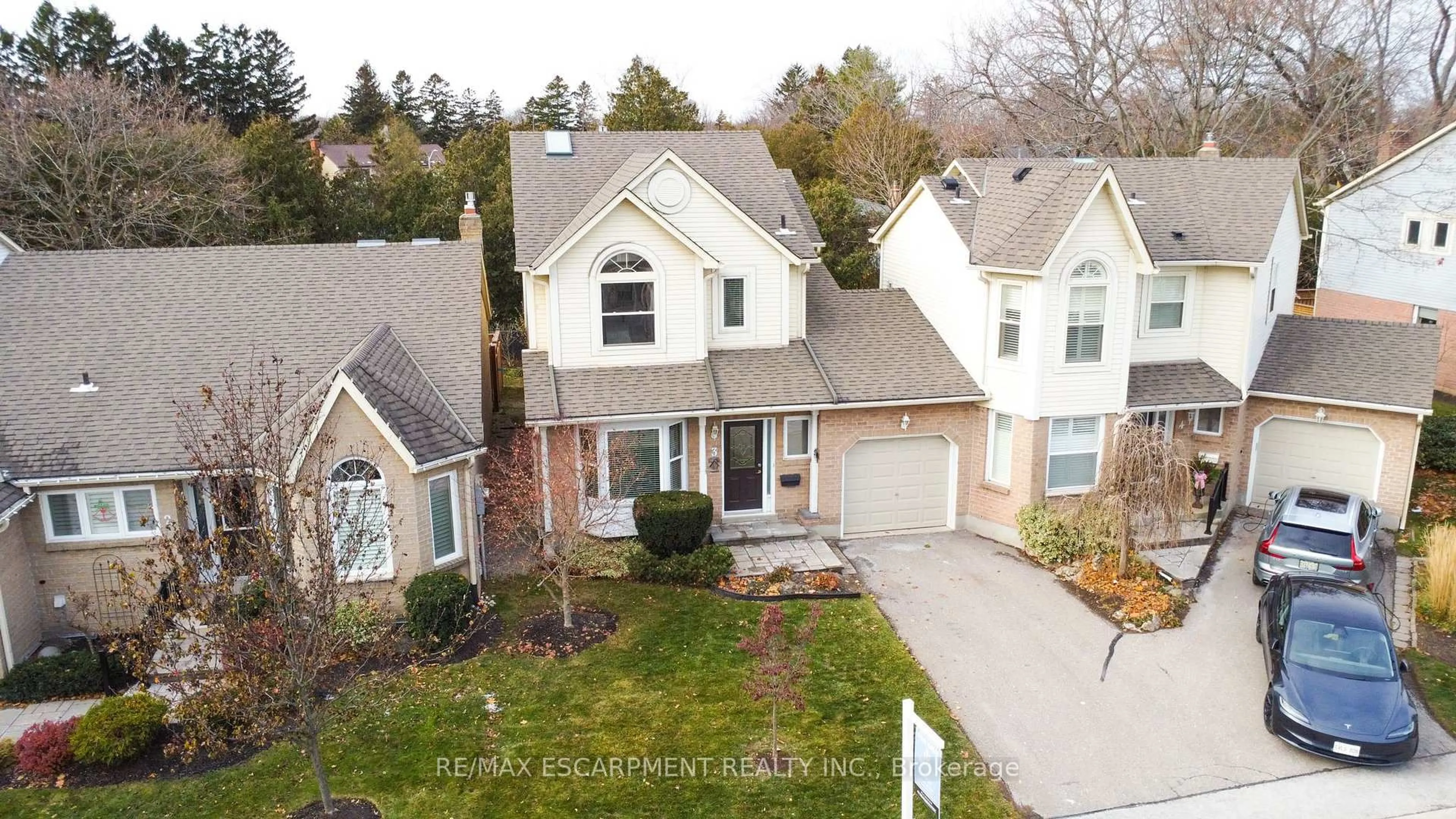 A pic from outside/outdoor area/front of a property/back of a property/a pic from drone, street for 5255 Lakeshore Rd #3, Burlington Ontario L7L 5X5