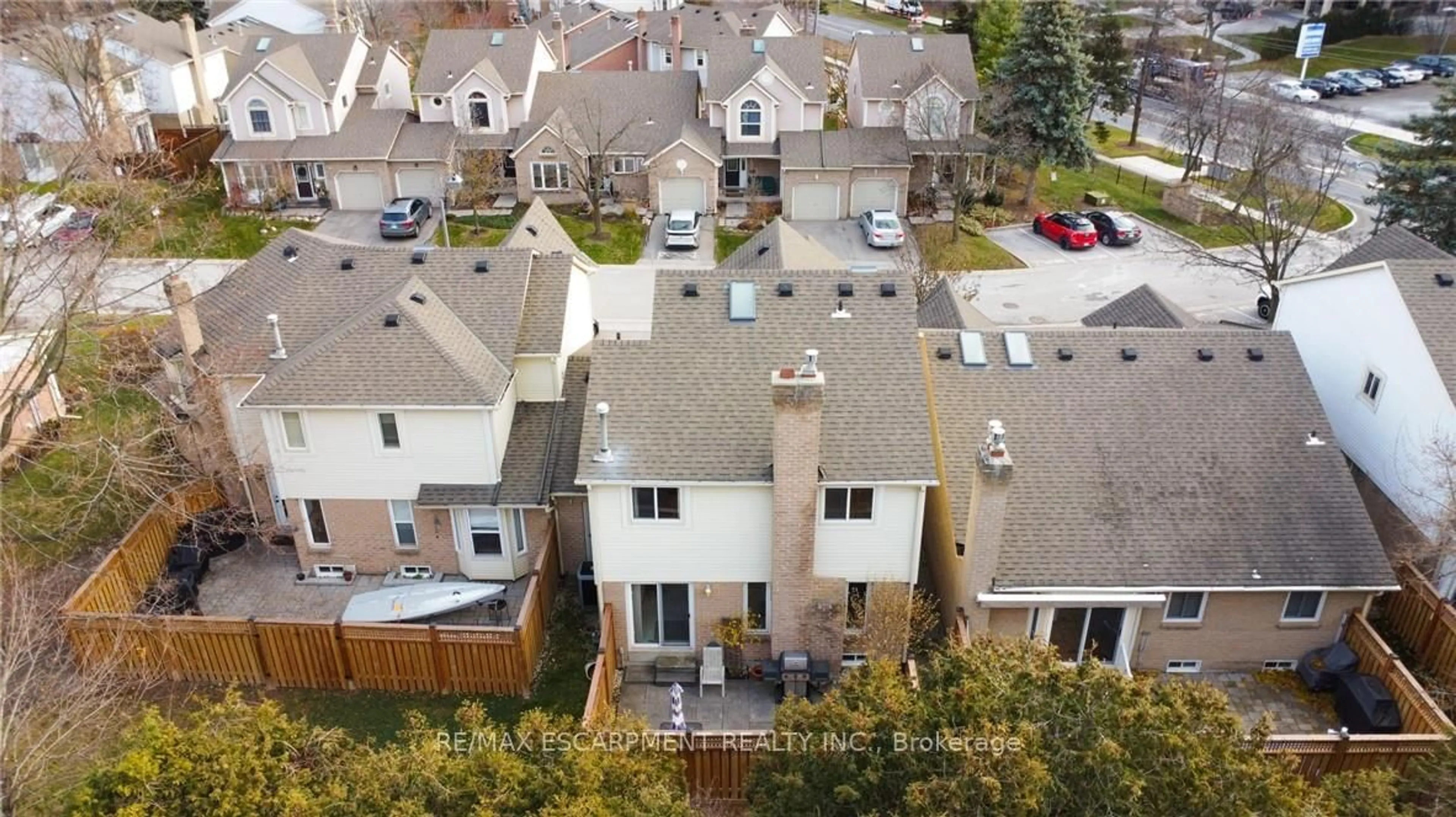 A pic from outside/outdoor area/front of a property/back of a property/a pic from drone, city buildings view from balcony for 5255 Lakeshore Rd #3, Burlington Ontario L7L 5X5
