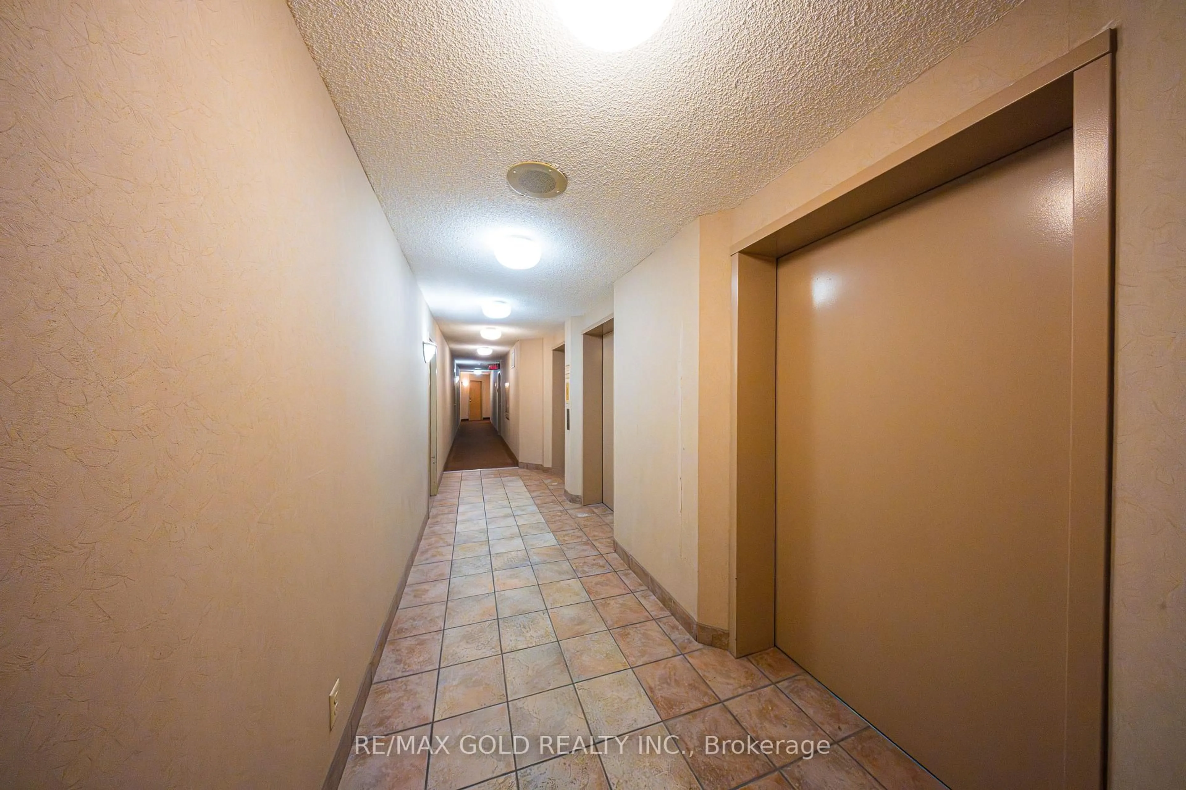 Indoor foyer for 35 Trailwood Dr #1112, Mississauga Ontario L4Z 3L6