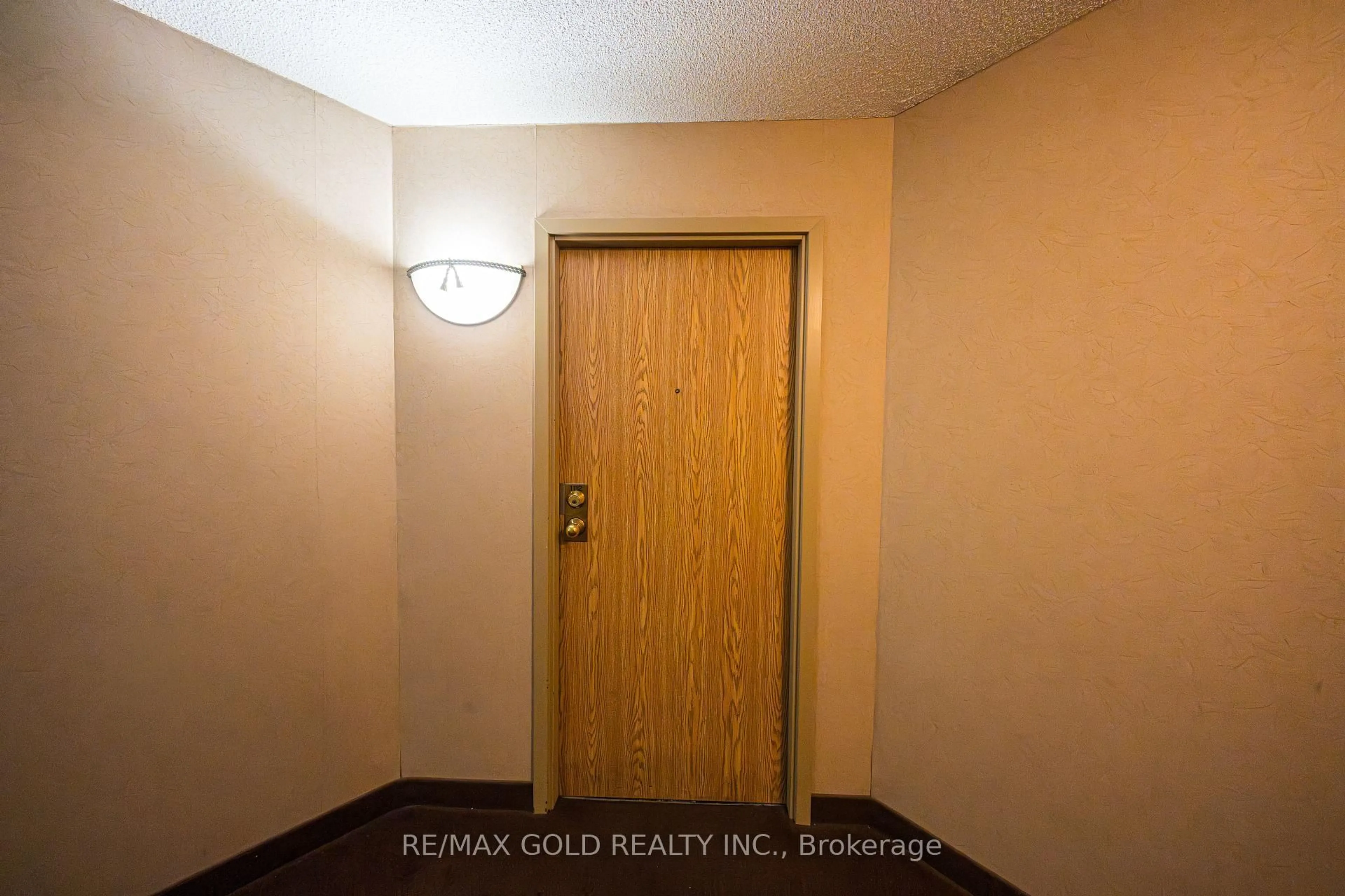 Indoor entryway for 35 Trailwood Dr #1112, Mississauga Ontario L4Z 3L6