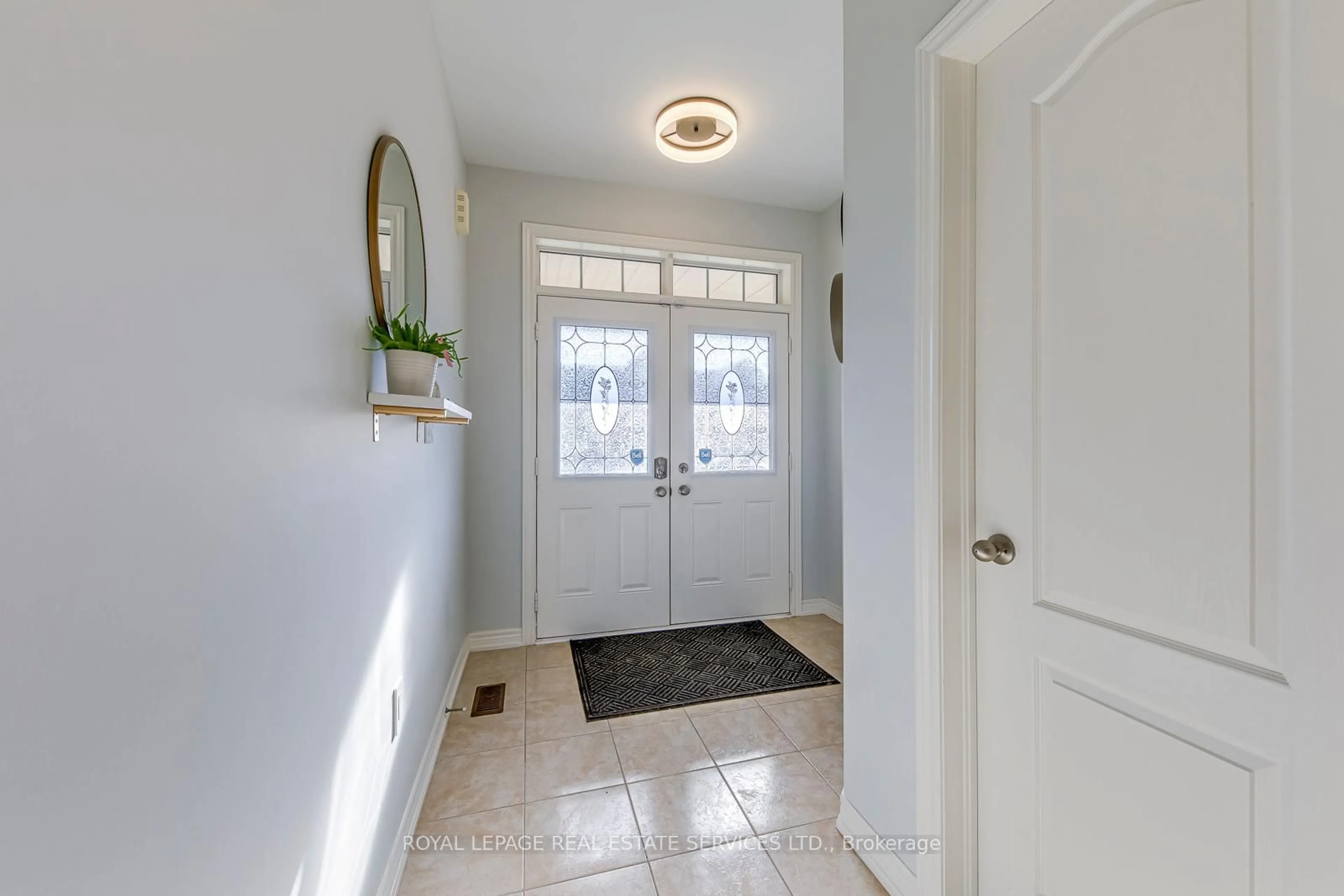 Indoor entryway for 563 Settlers Rd, Oakville Ontario L6M 1N7