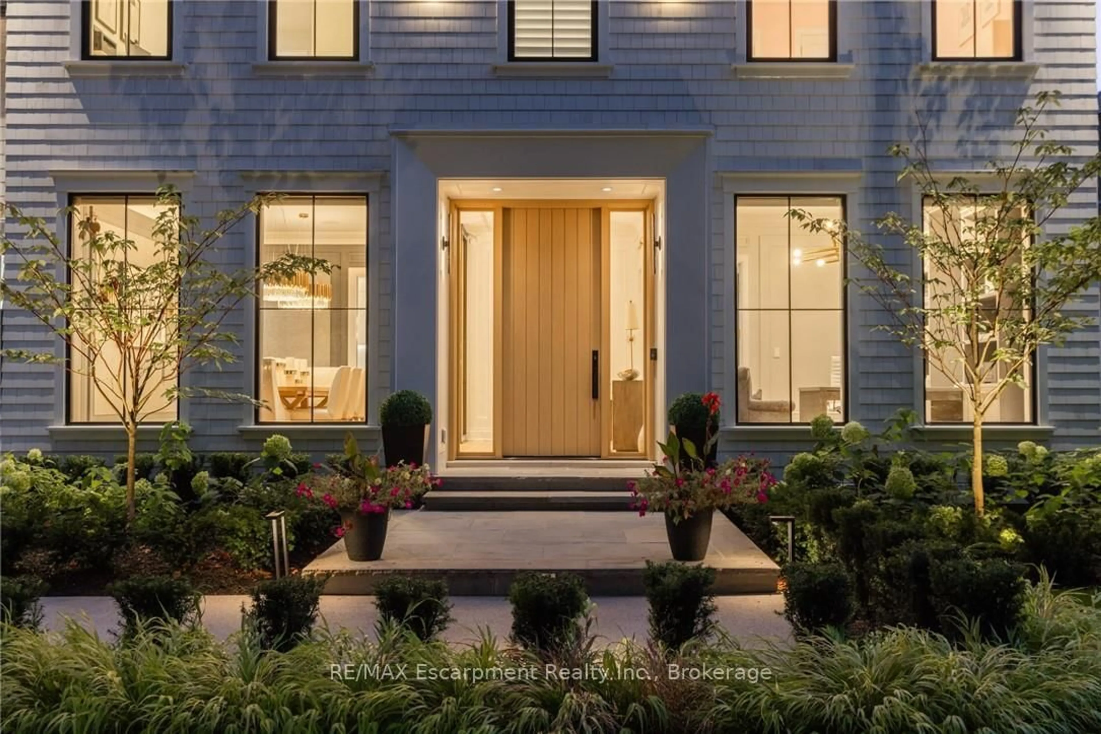 Indoor entryway for 46 Second St, Oakville Ontario L6J 3T2