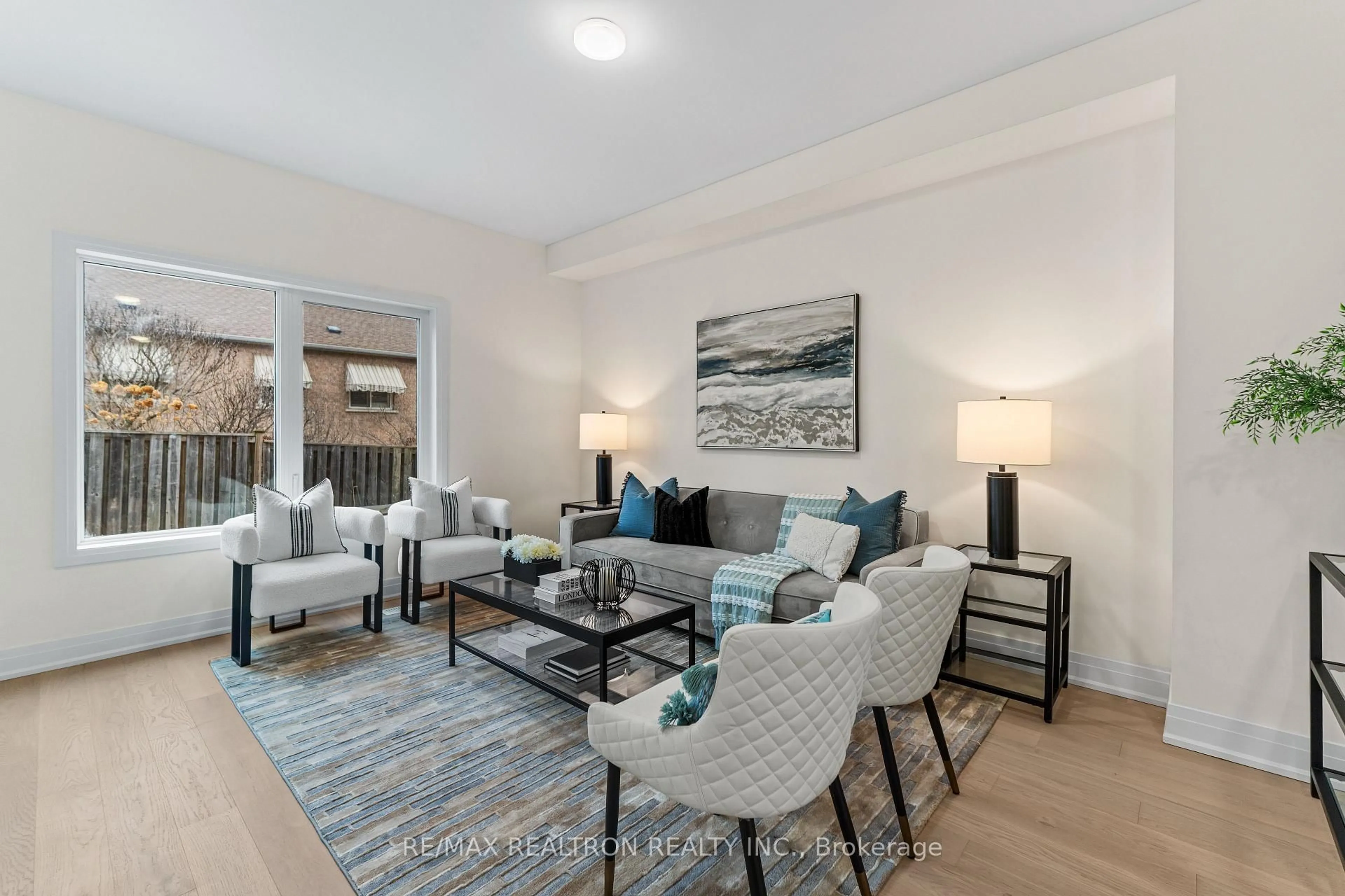 Living room with furniture, unknown for 2003 Georgina Crt, Burlington Ontario L7L 7B6