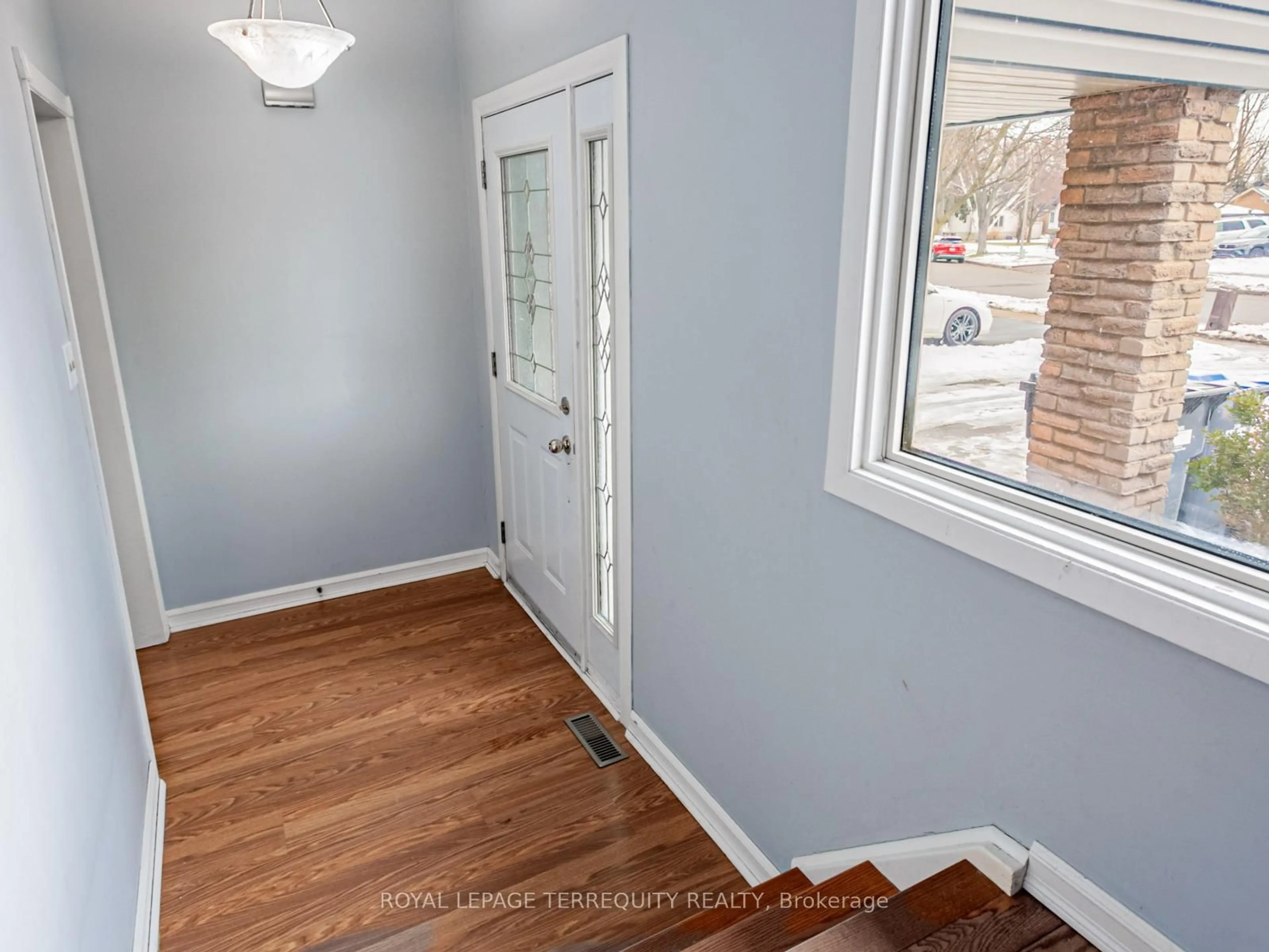 Indoor entryway for 2619 Spruce Needle Dr, Mississauga Ontario L5L 1M8