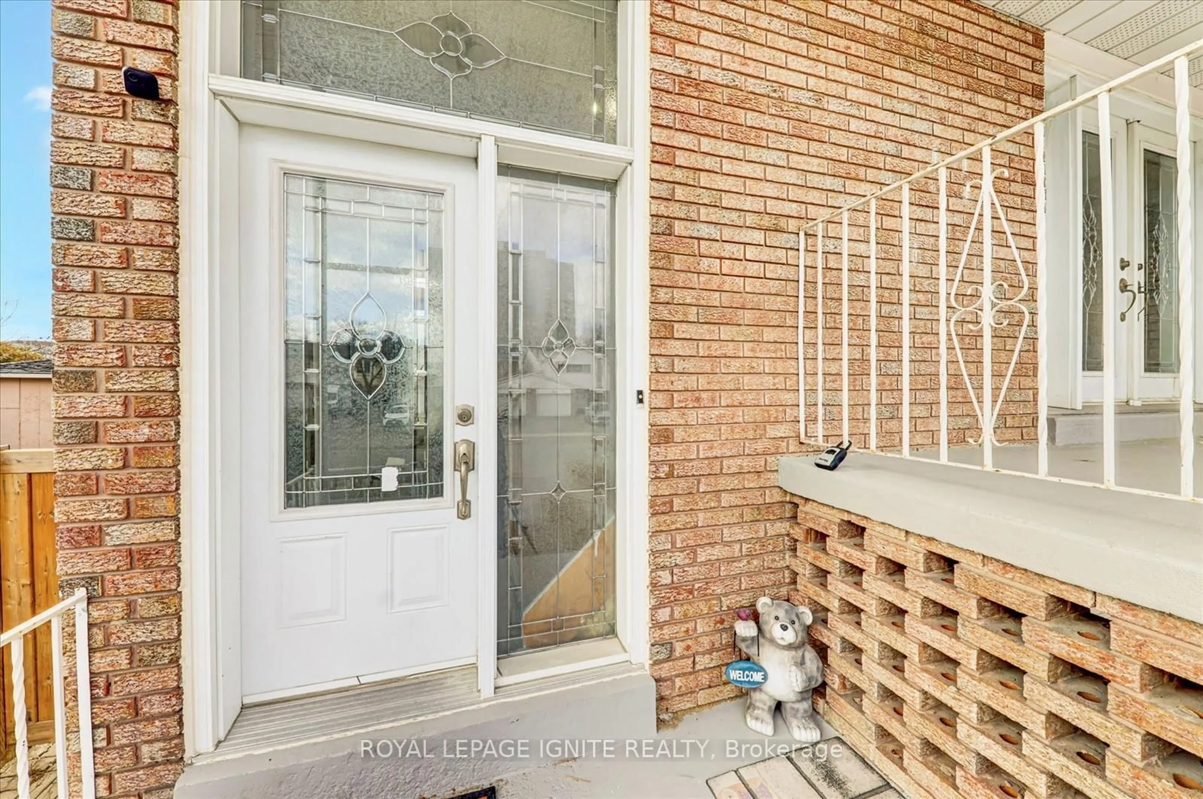 Indoor entryway for 4023 Bishopstoke Lane, Mississauga Ontario L4Z 1H9