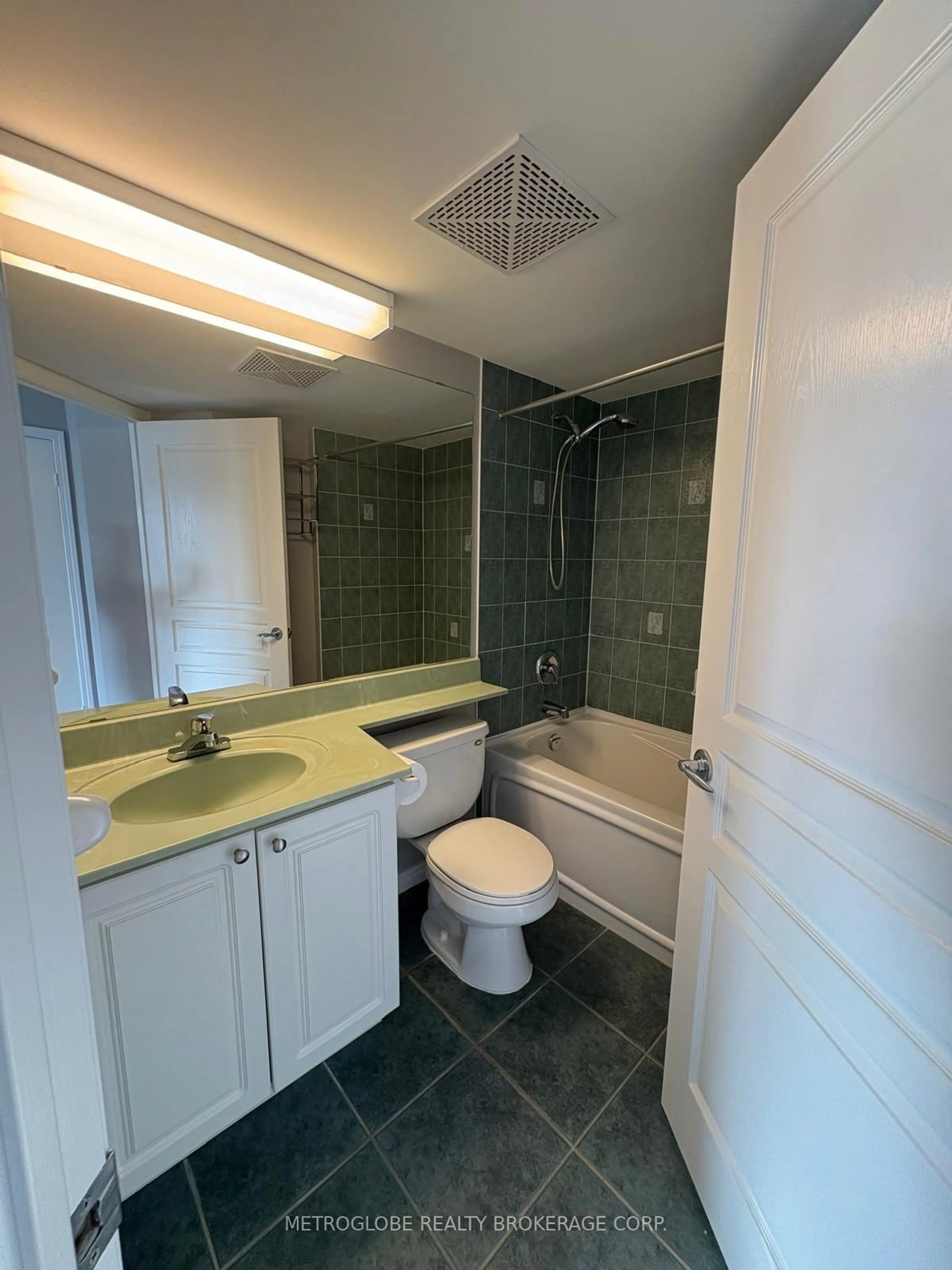 Standard bathroom, unknown for 300 Ray Lawson Blvd #205, Brampton Ontario L6Y 5H5