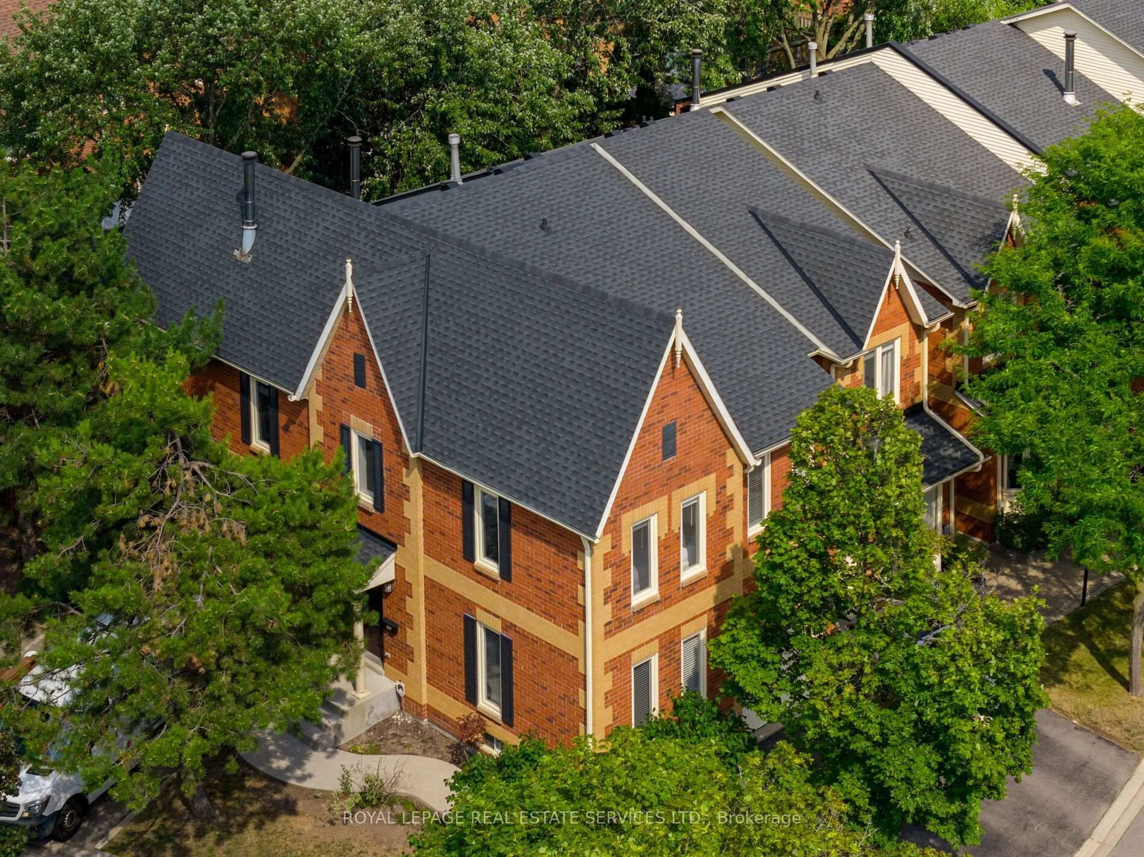 A pic from outside/outdoor area/front of a property/back of a property/a pic from drone, building for 2006 Glenada Cres #7, Oakville Ontario L6H 5R9