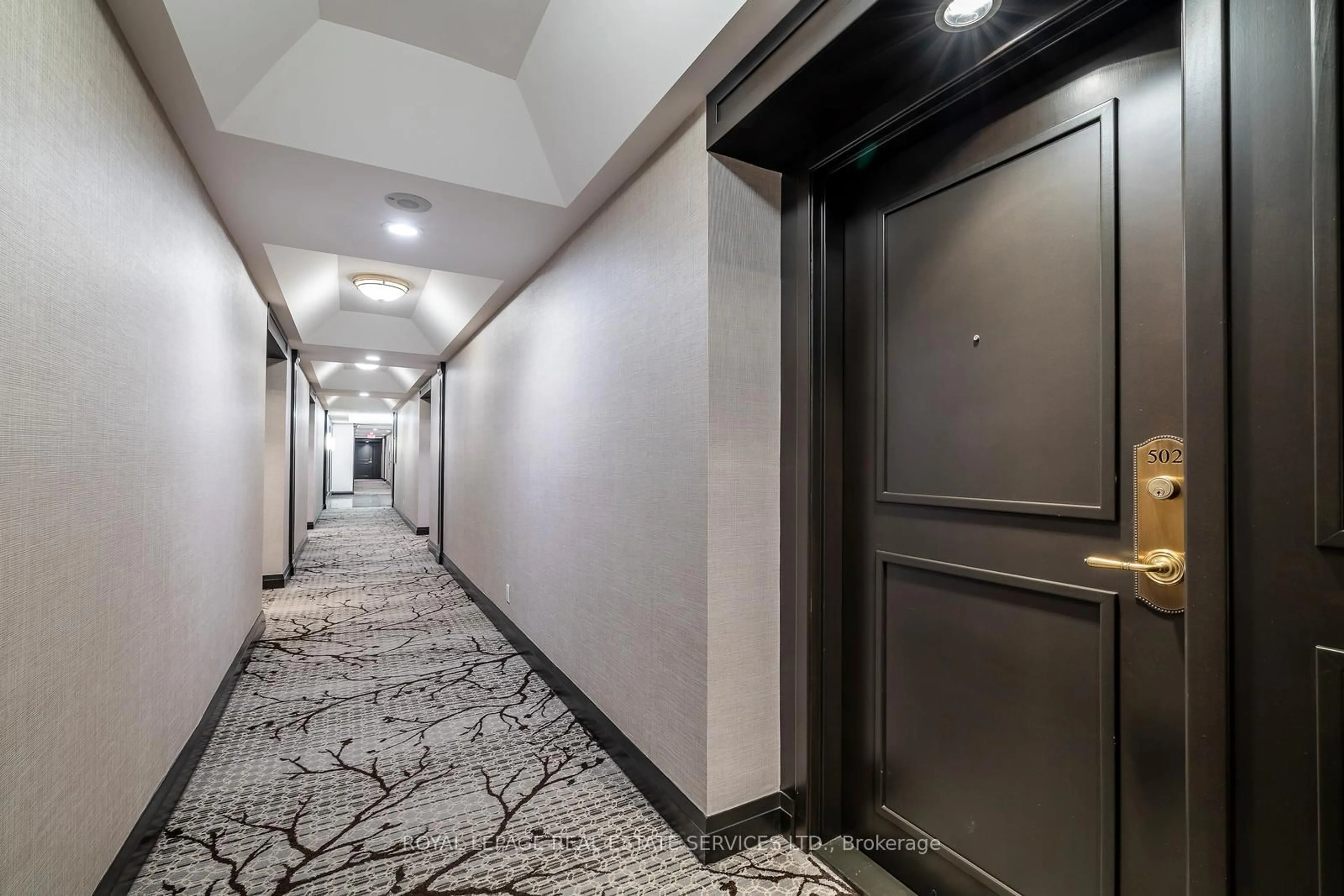 Indoor foyer for 2662 Bloor St #502, Toronto Ontario M8X 2Z7