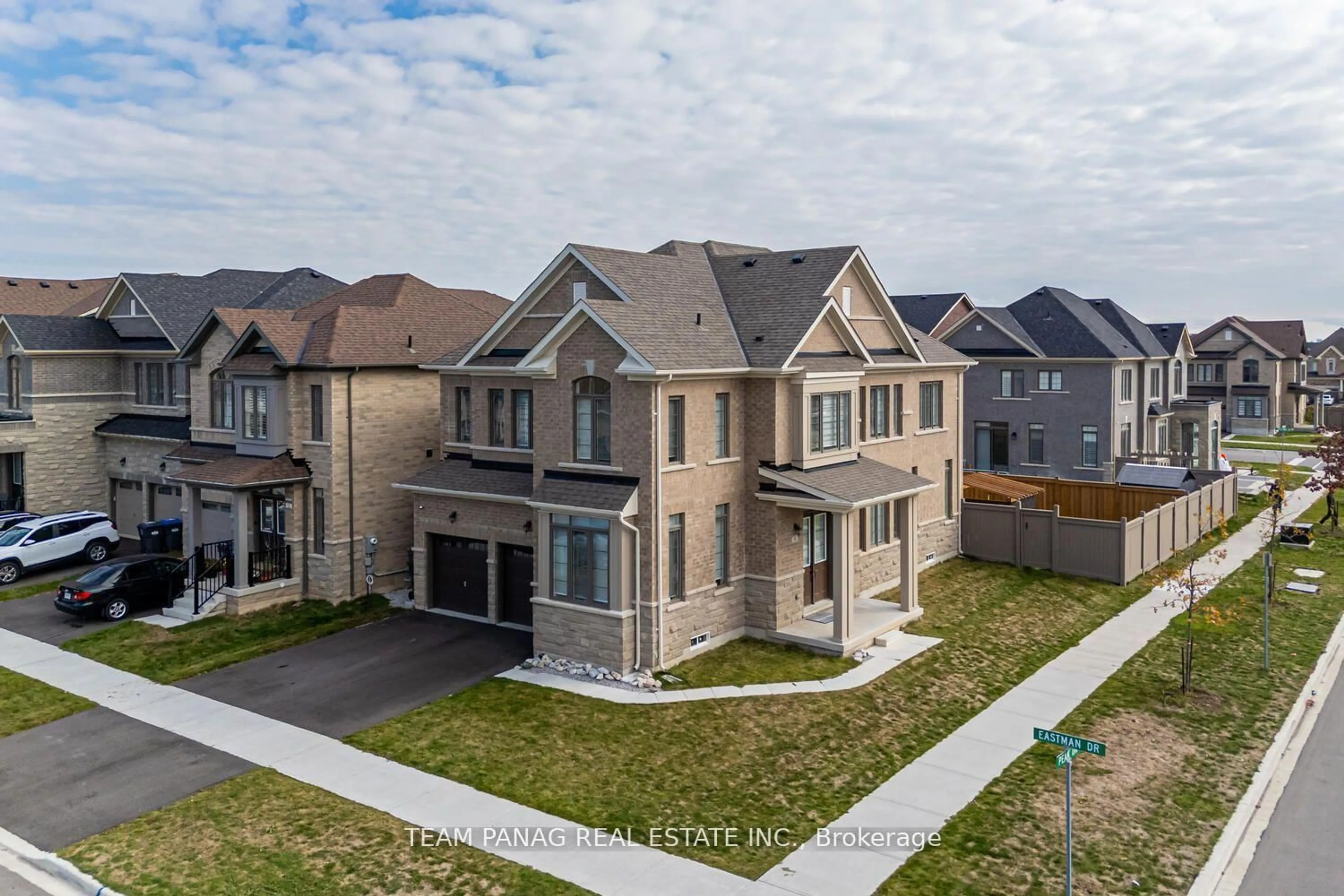 A pic from outside/outdoor area/front of a property/back of a property/a pic from drone, street for 41 Peak Dr, Brampton Ontario L6X 5S6