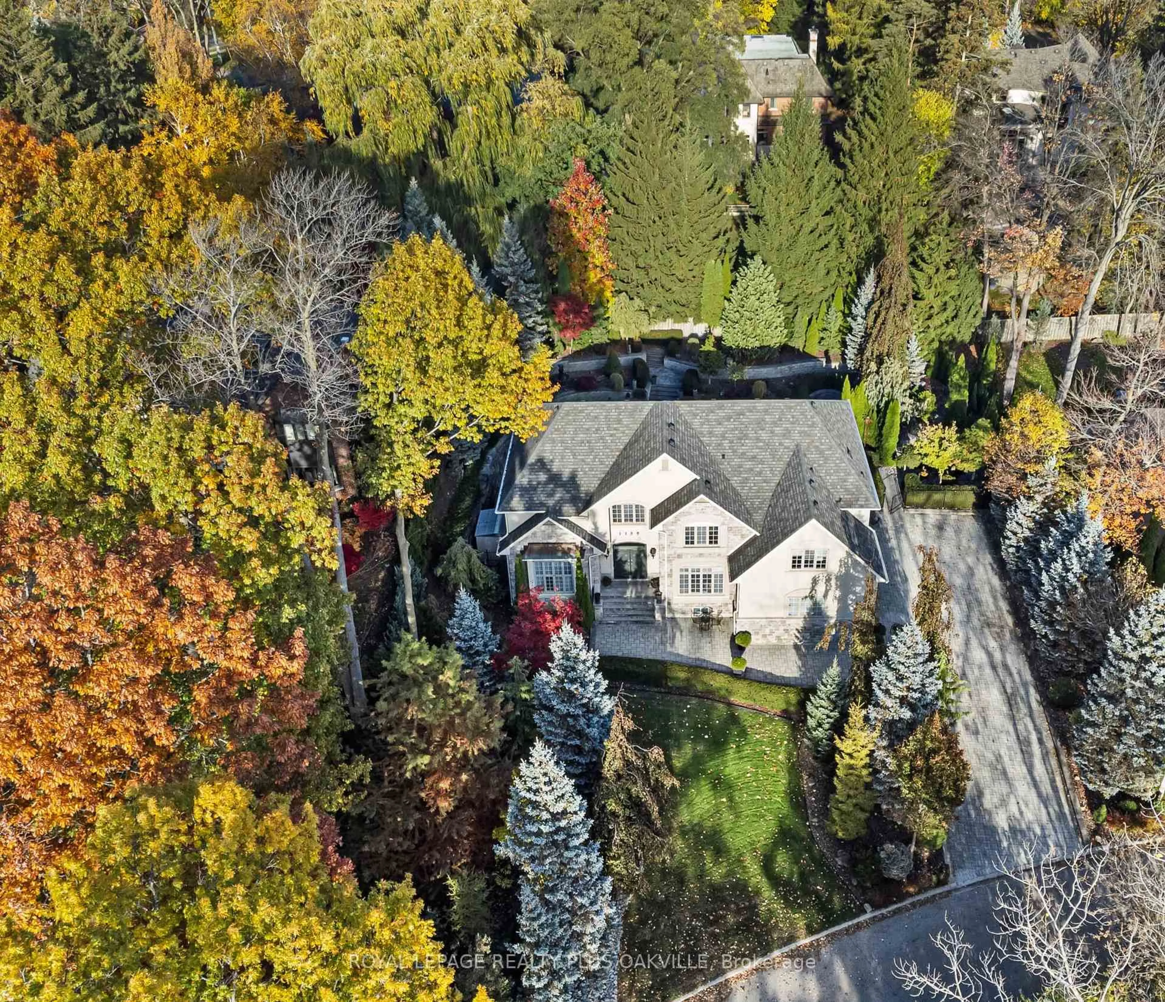 A pic from outside/outdoor area/front of a property/back of a property/a pic from drone, street for 1189 Glen Rd, Mississauga Ontario L5H 3K7