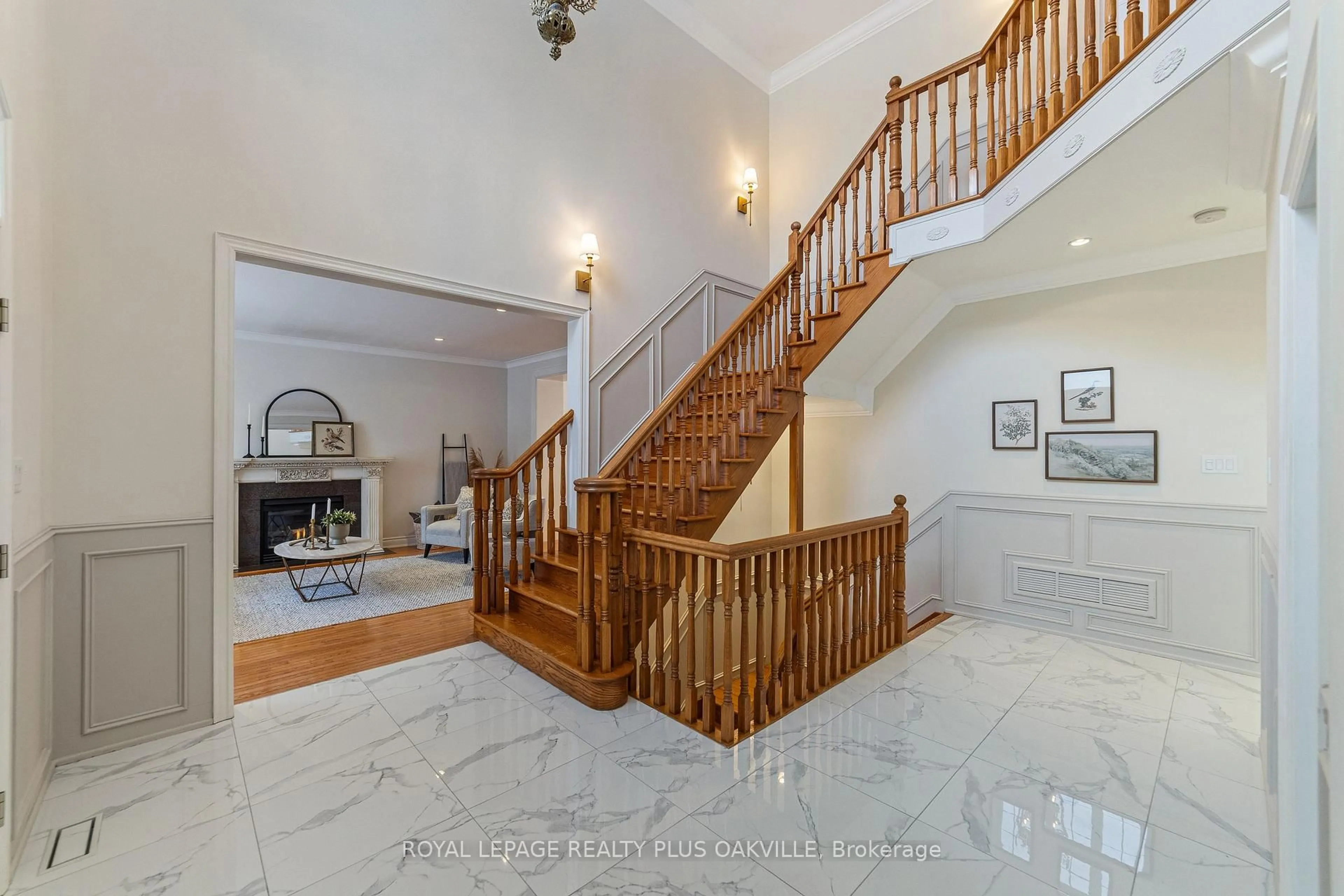 Indoor foyer for 1189 Glen Rd, Mississauga Ontario L5H 3K7