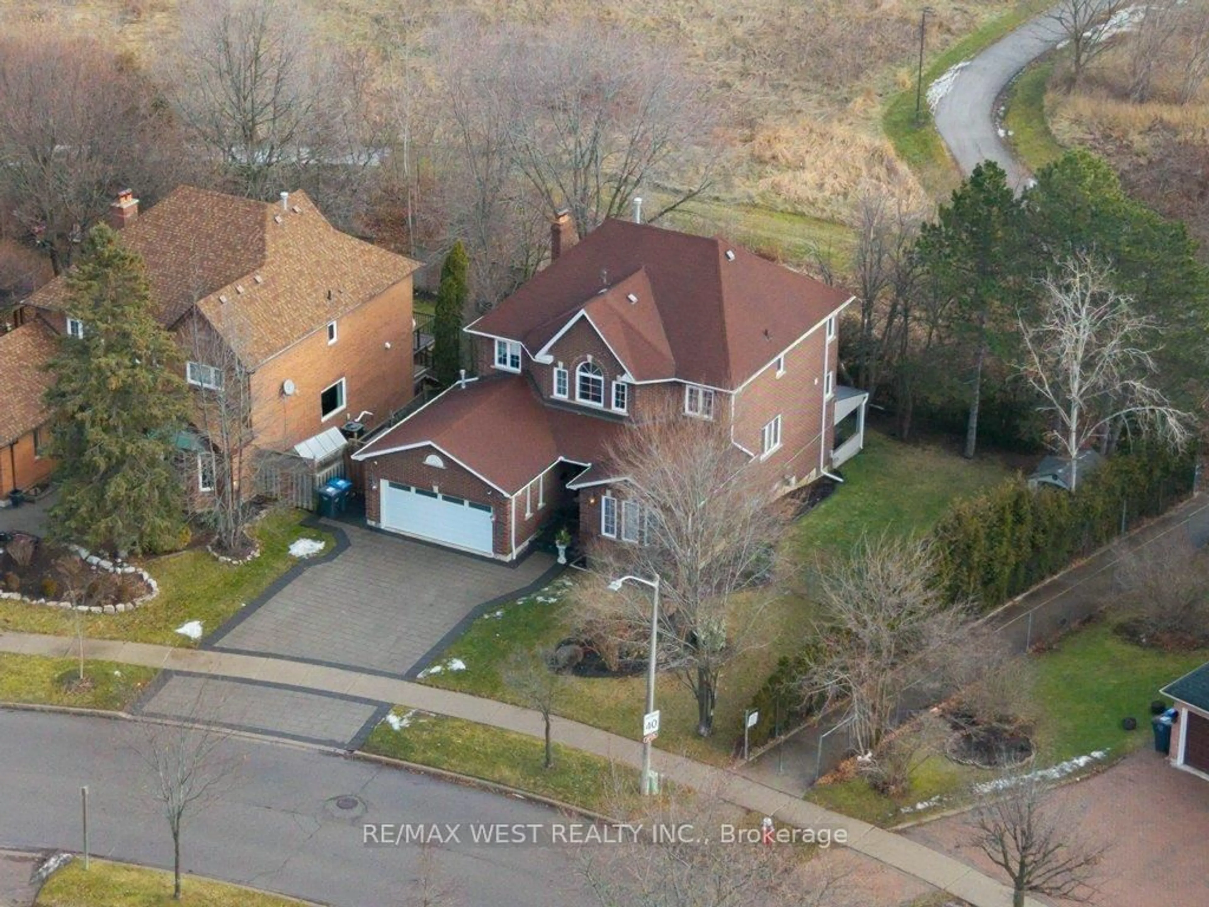 A pic from outside/outdoor area/front of a property/back of a property/a pic from drone, street for 1806 Sevenoaks Dr, Mississauga Ontario L5K 2N2