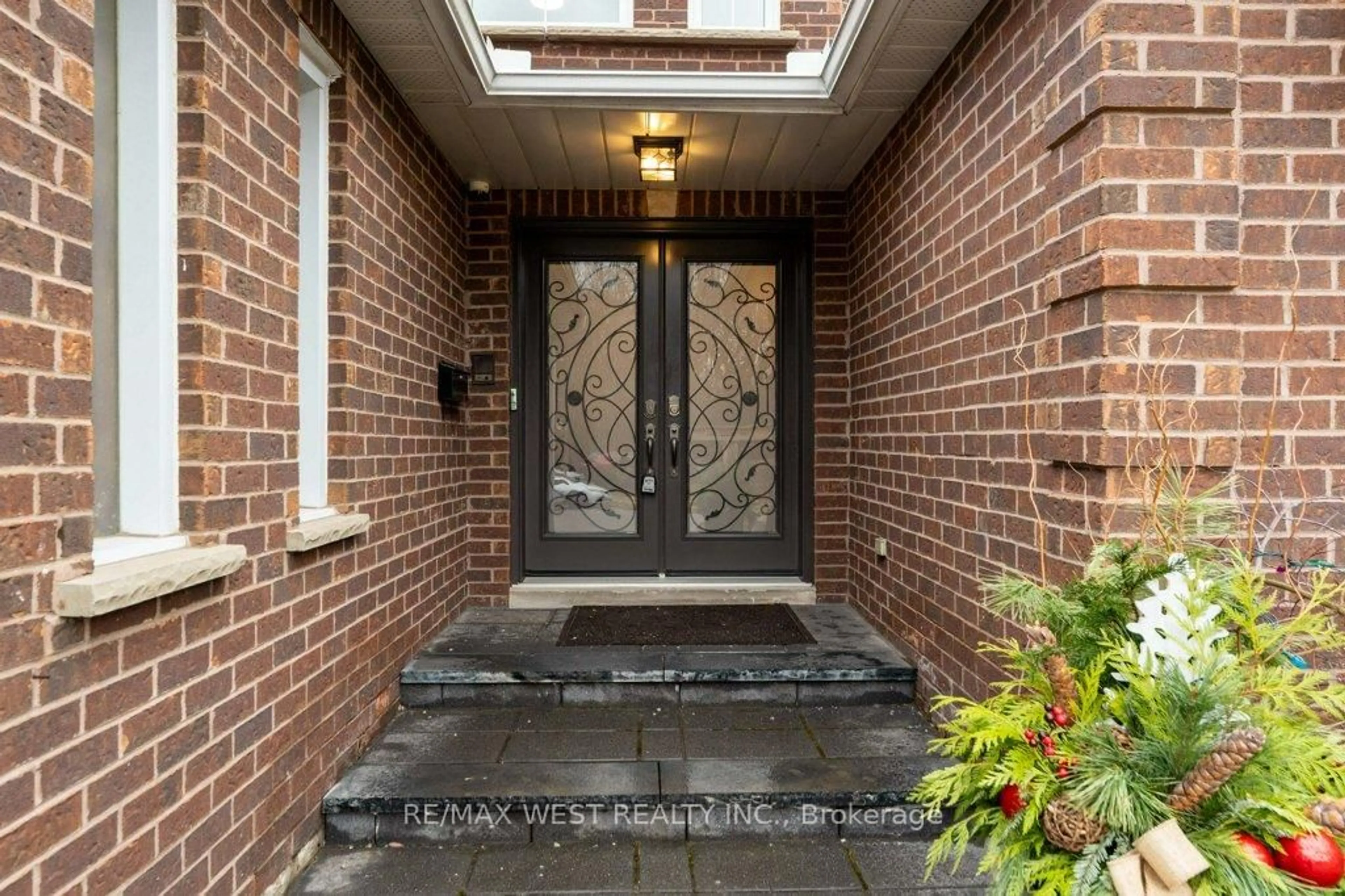 Indoor entryway for 1806 Sevenoaks Dr, Mississauga Ontario L5K 2N2