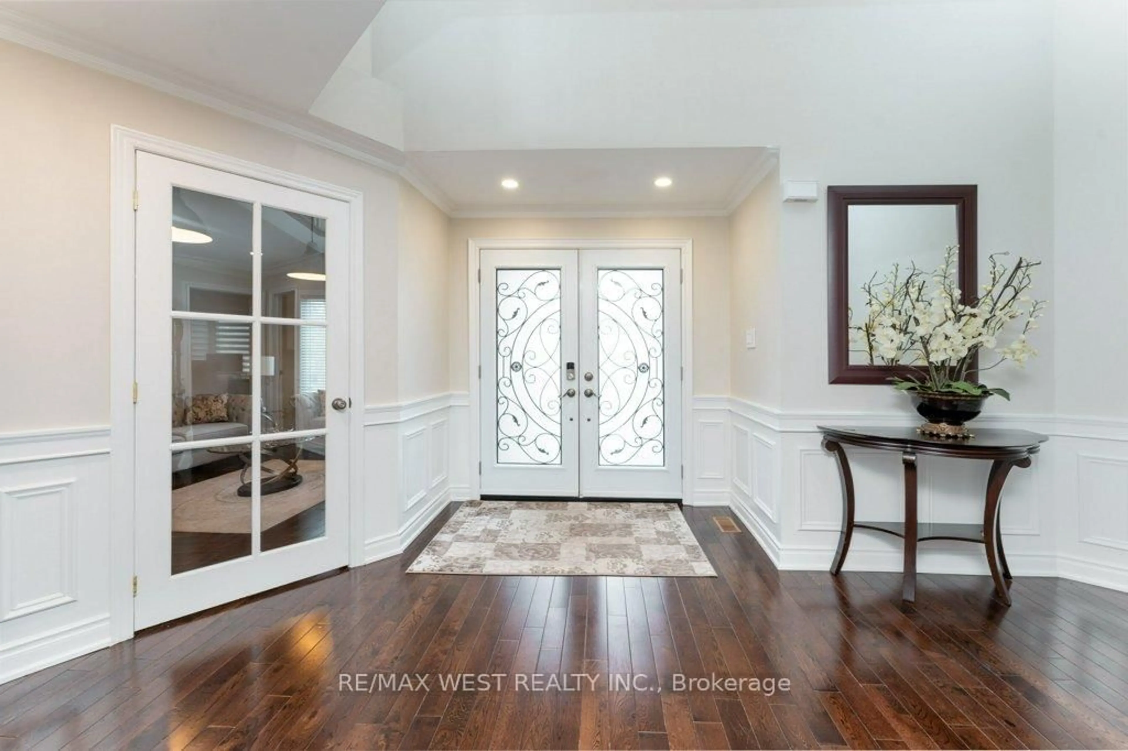 Indoor entryway for 1806 Sevenoaks Dr, Mississauga Ontario L5K 2N2