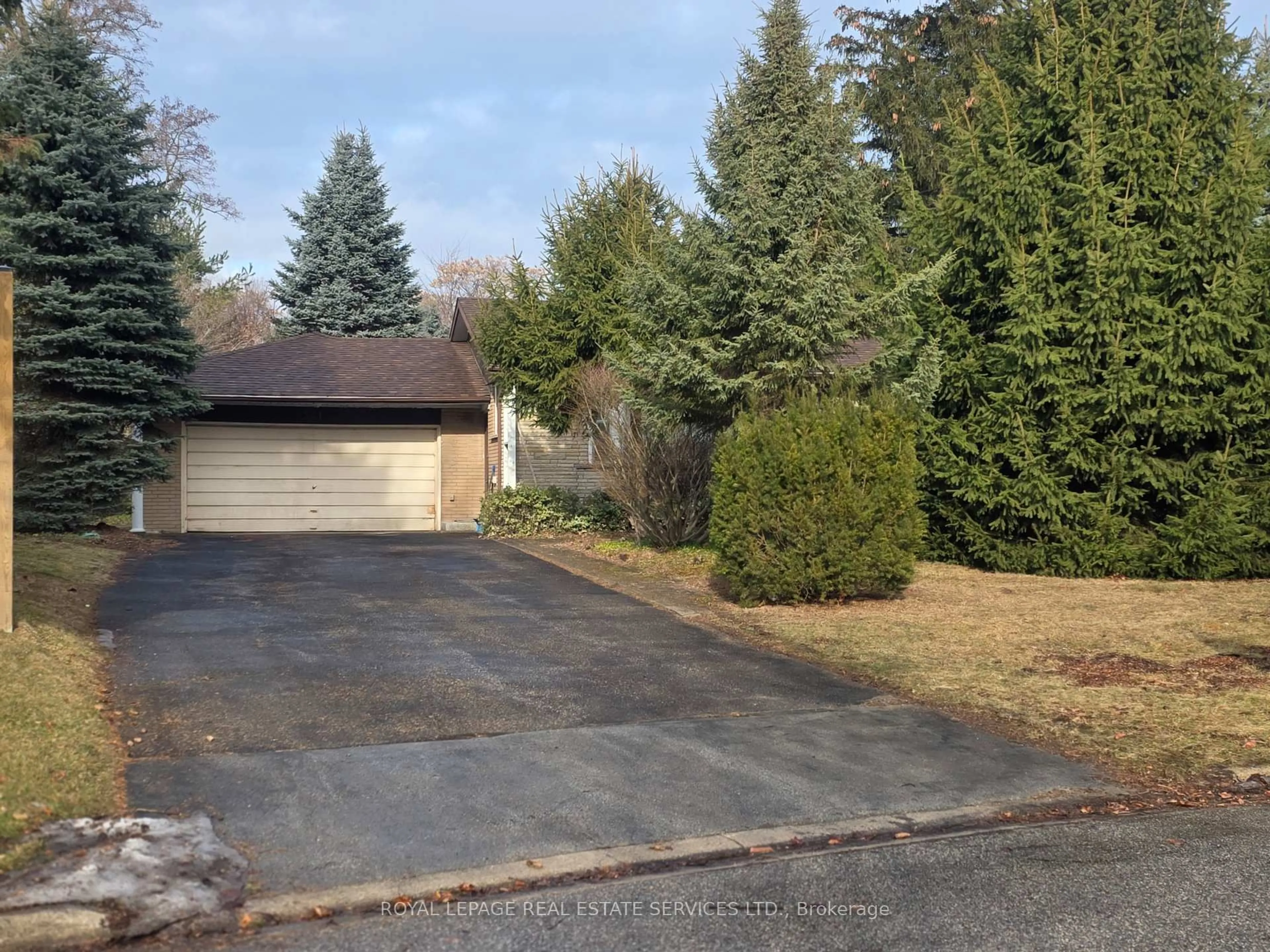 A pic from outside/outdoor area/front of a property/back of a property/a pic from drone, street for 541 Vanessa Dr, Mississauga Ontario L5H 2N4