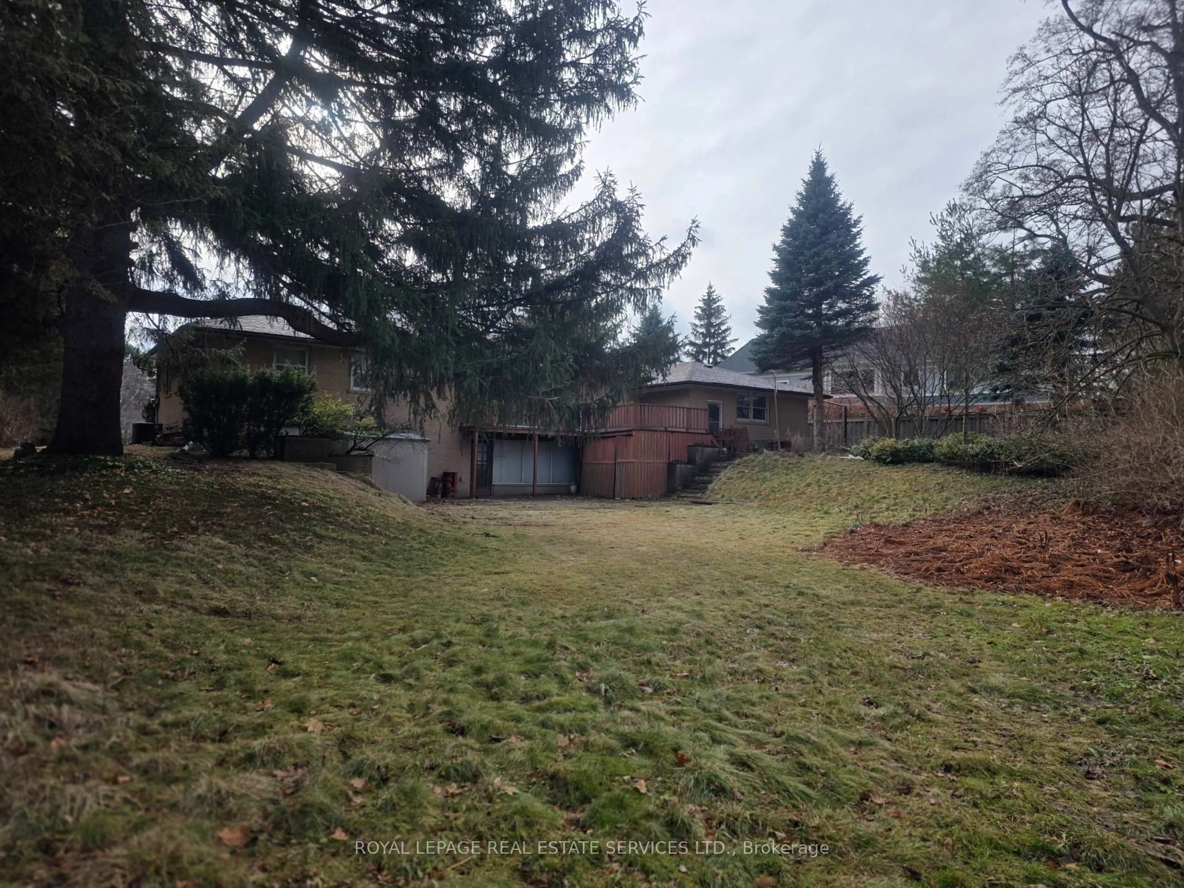 A pic from outside/outdoor area/front of a property/back of a property/a pic from drone, unknown for 541 Vanessa Dr, Mississauga Ontario L5H 2N4