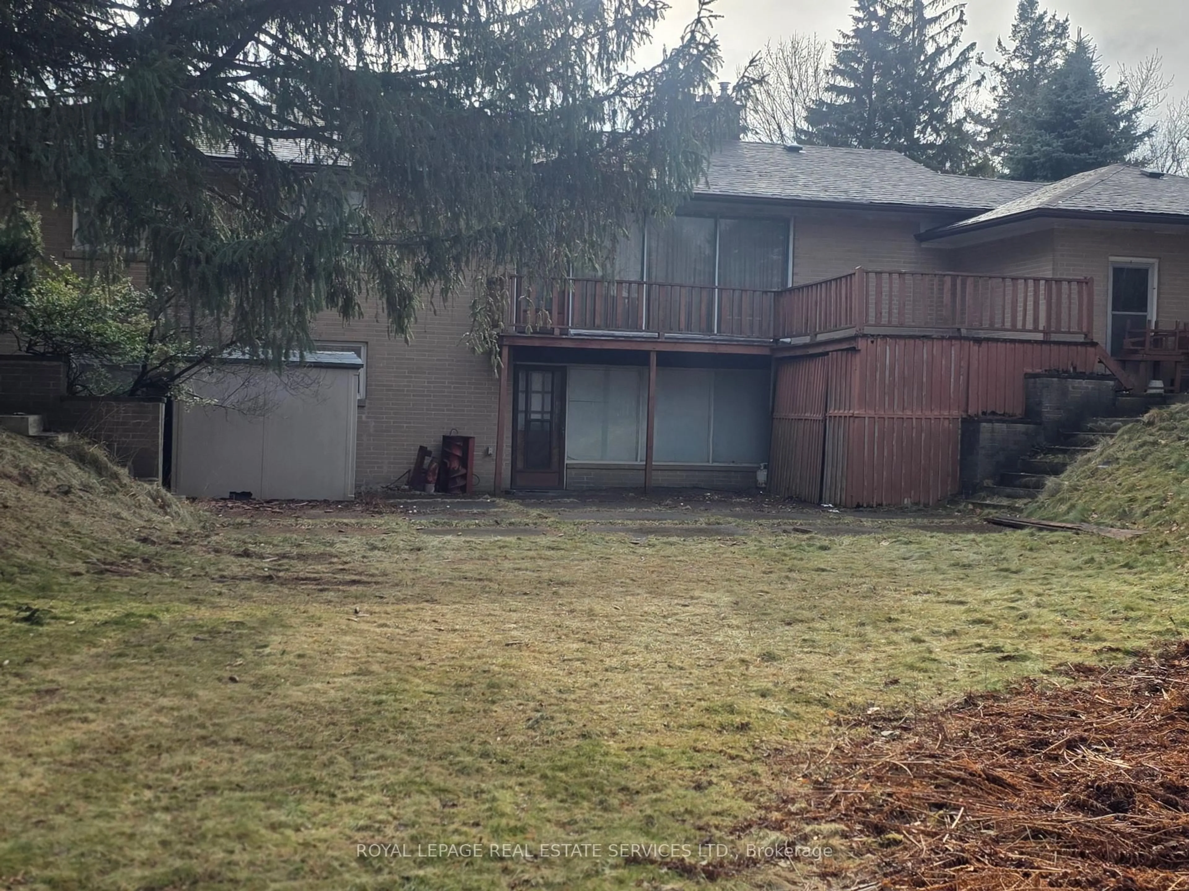 A pic from outside/outdoor area/front of a property/back of a property/a pic from drone, unknown for 541 Vanessa Dr, Mississauga Ontario L5H 2N4