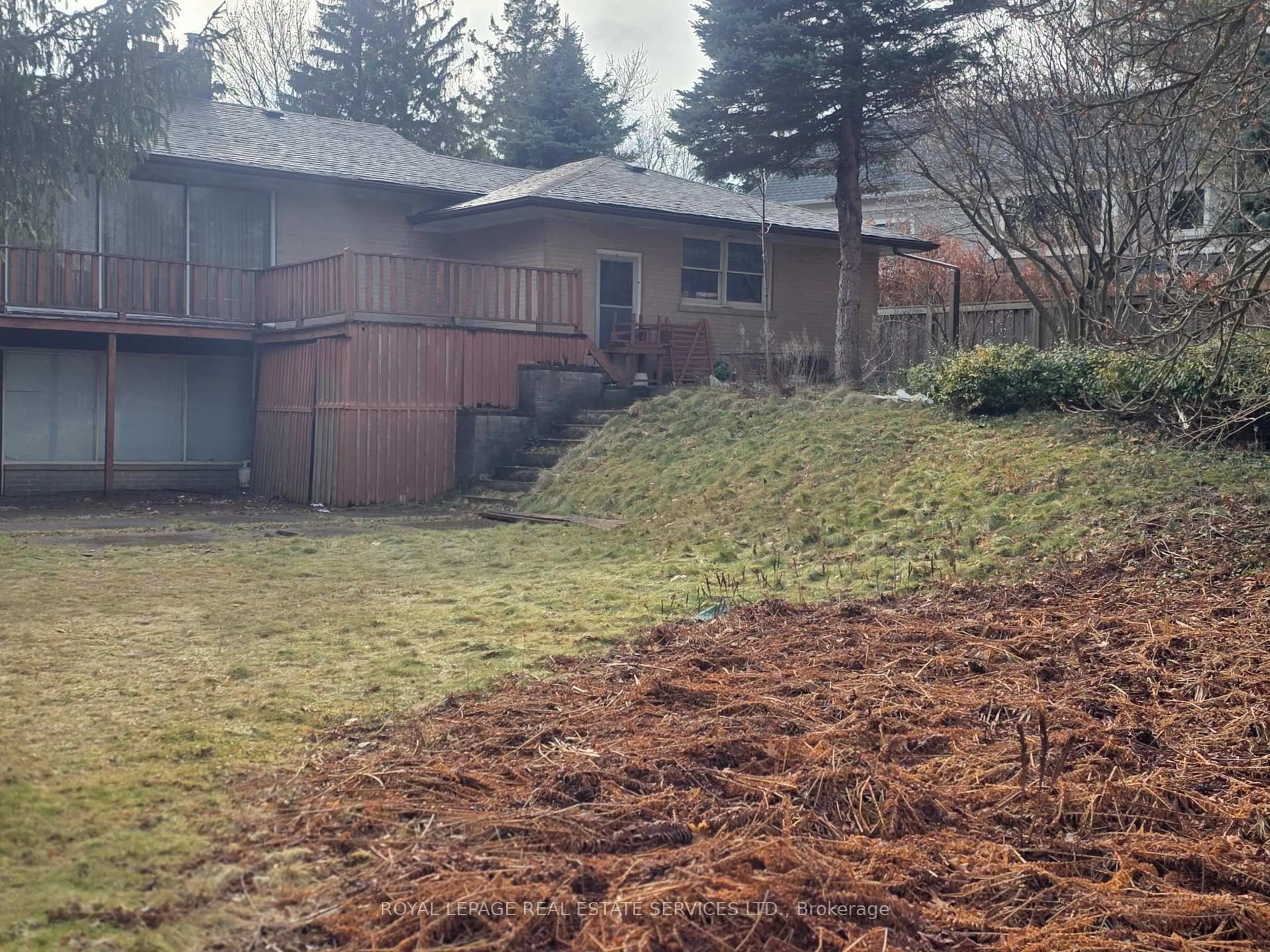 A pic from outside/outdoor area/front of a property/back of a property/a pic from drone, unknown for 541 Vanessa Dr, Mississauga Ontario L5H 2N4