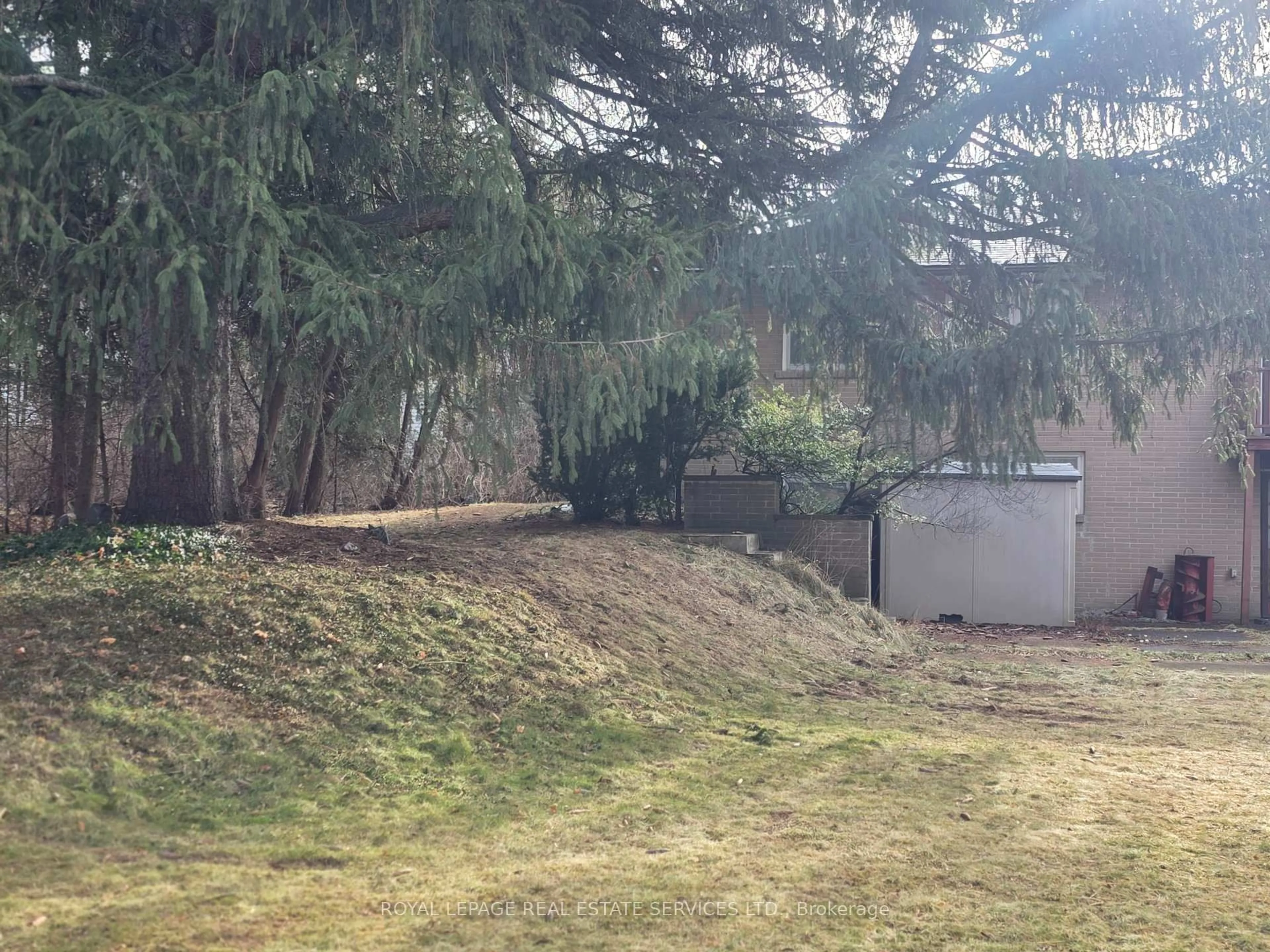 A pic from outside/outdoor area/front of a property/back of a property/a pic from drone, forest/trees view for 541 Vanessa Dr, Mississauga Ontario L5H 2N4