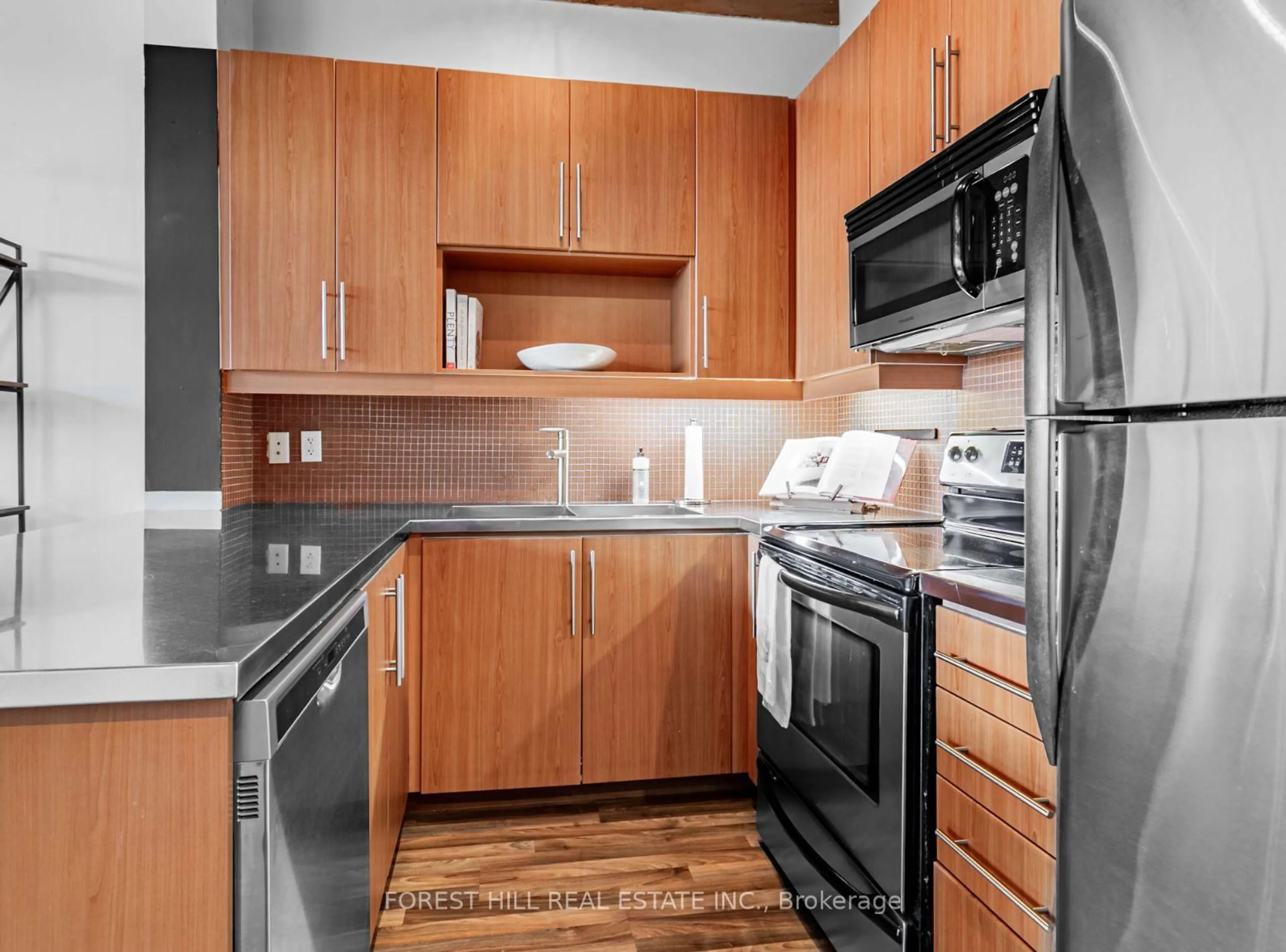 Standard kitchen, wood/laminate floor for 2154 Dundas St #506, Toronto Ontario M6R 1X3
