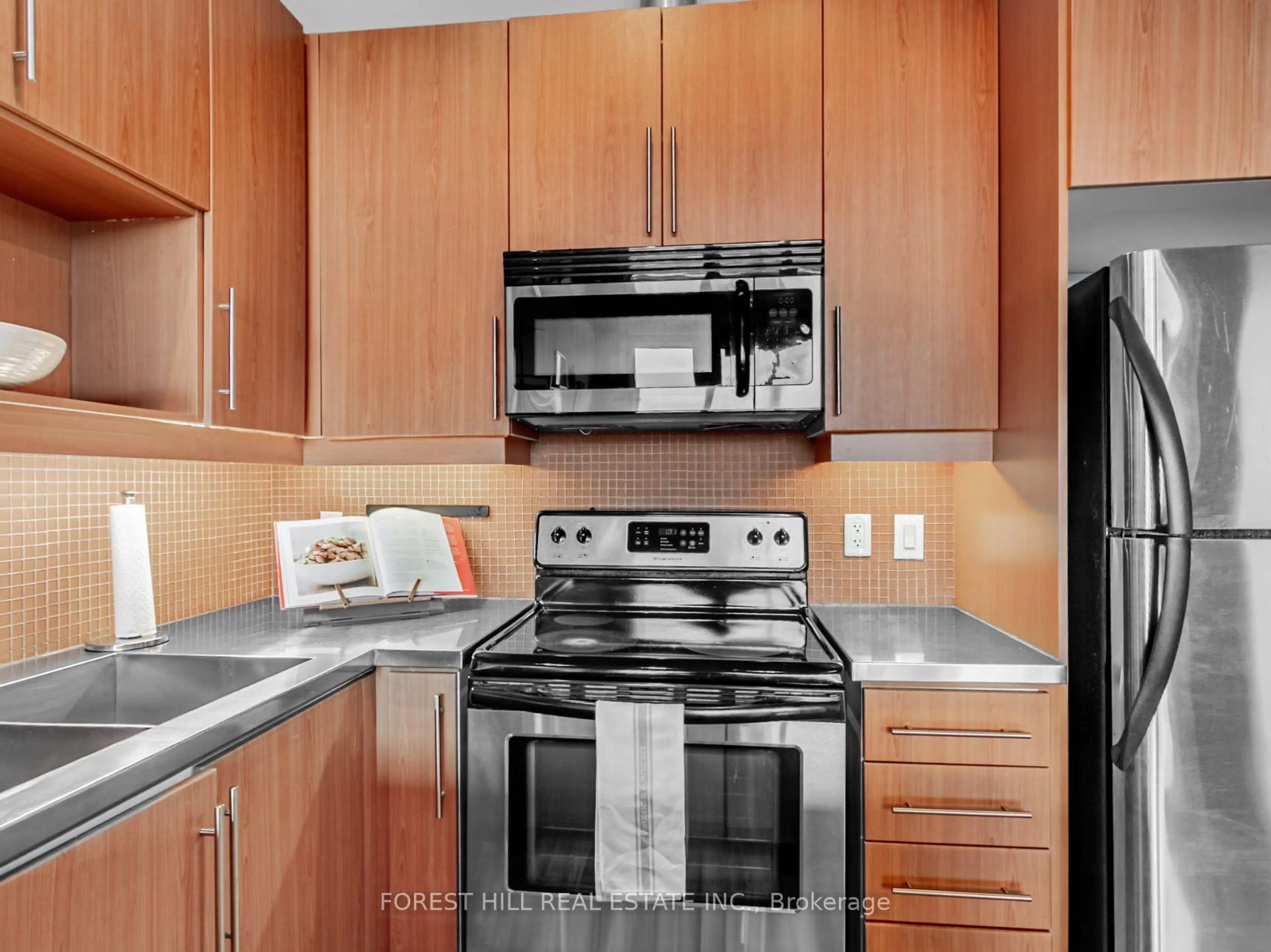 Standard kitchen, unknown for 2154 Dundas St #506, Toronto Ontario M6R 1X3